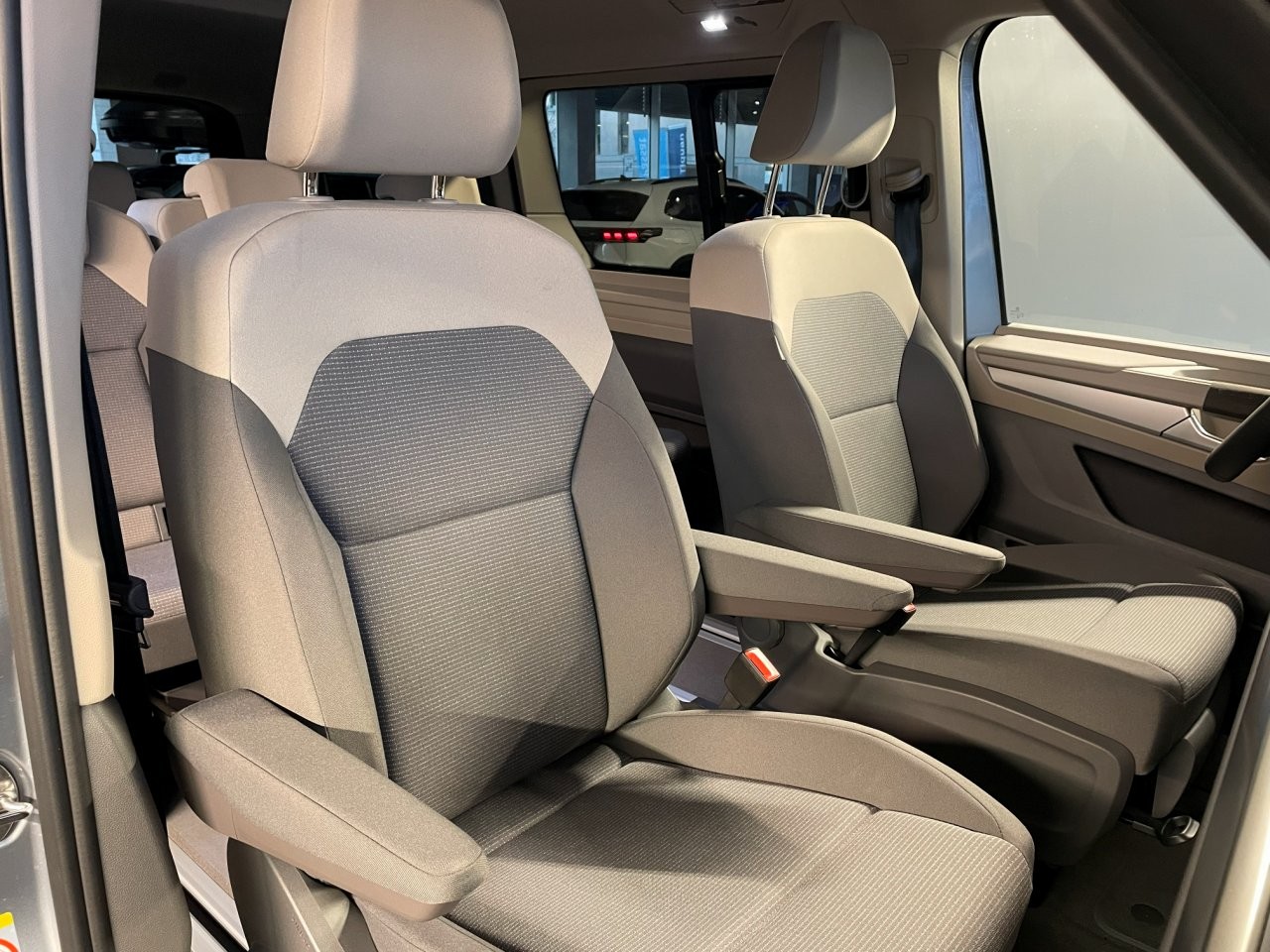 VW Multivan 2.0 TDI Liberty DSG Lang-image-12