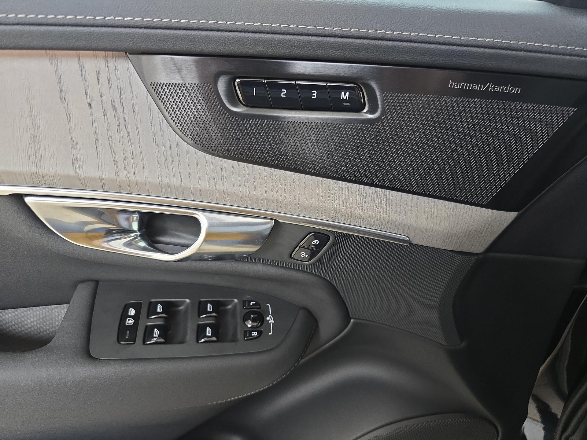 VOLVO XC90 2.0 B5 MH Plus Bright AWD-image-15