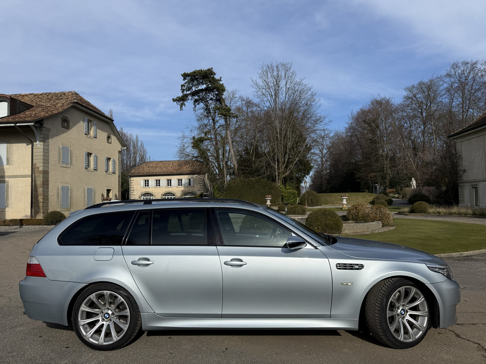 BMW M5 Touring-image-0
