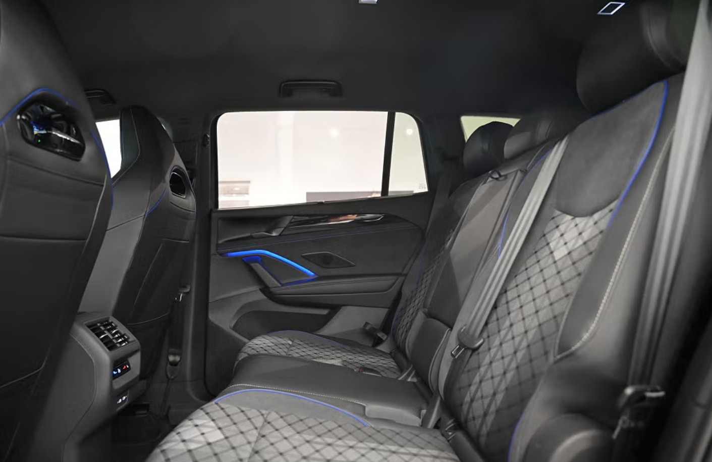 VW Tayron 2.0 TDI SCR R-Line 4Motion DSG 7 Sitzer-image-13