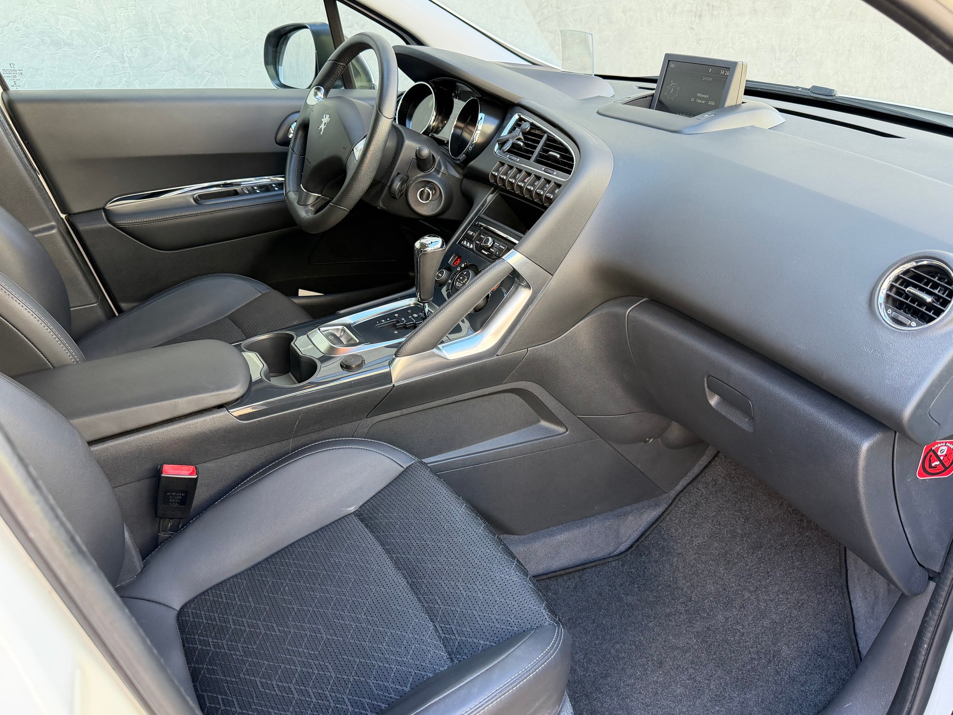 PEUGEOT 3008 2.0 HDI Style Tiptronic-image-11