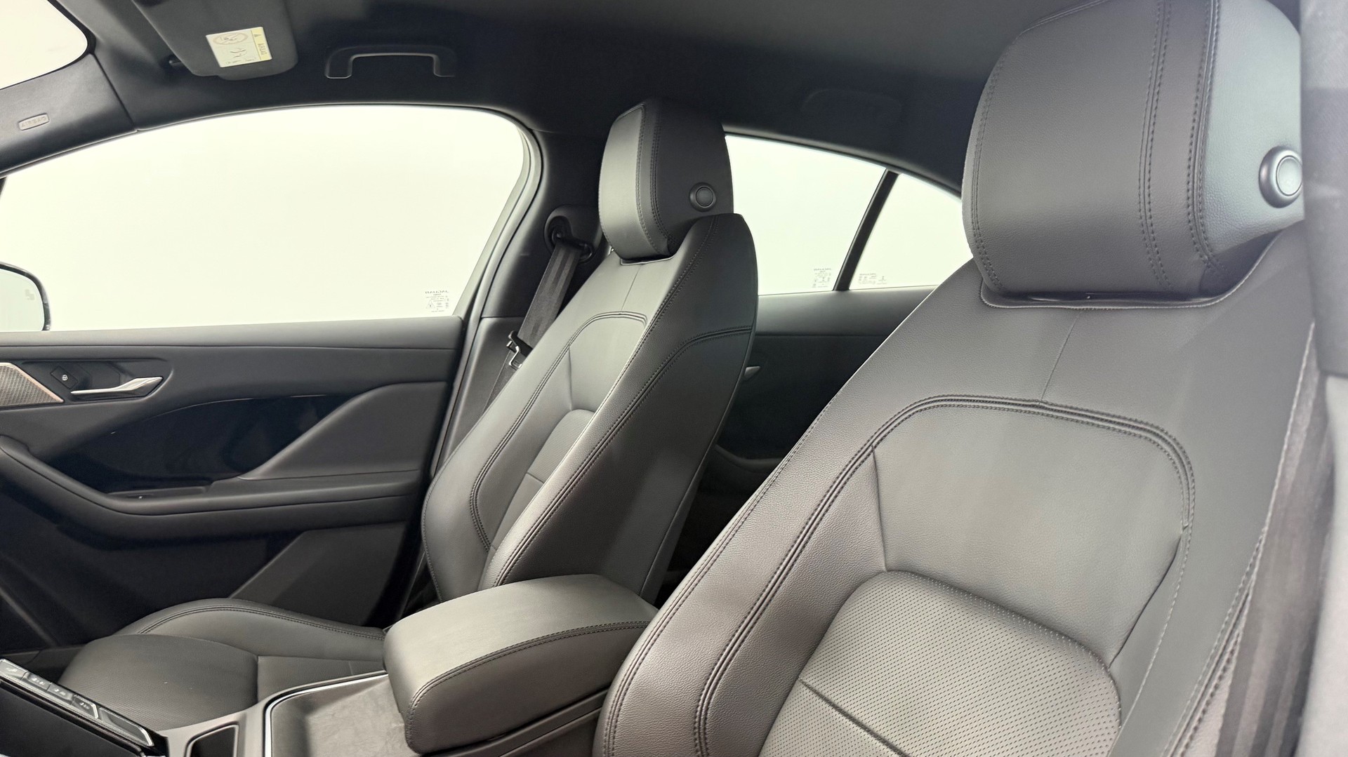 VOLVO I-Pace EV400 S AWD-image-13