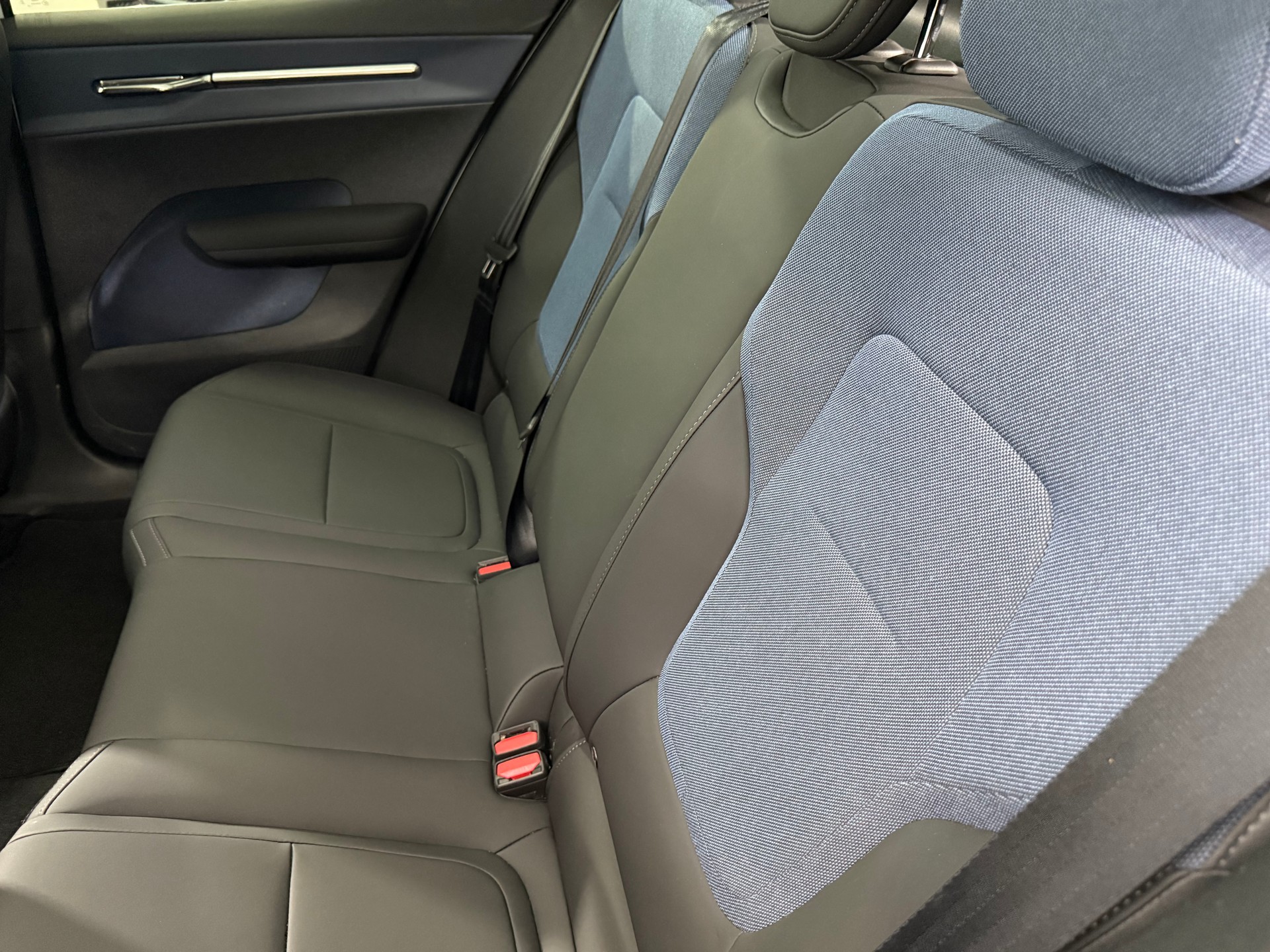 VOLVO EX 30 CC E60 Twin Performance A-image-5
