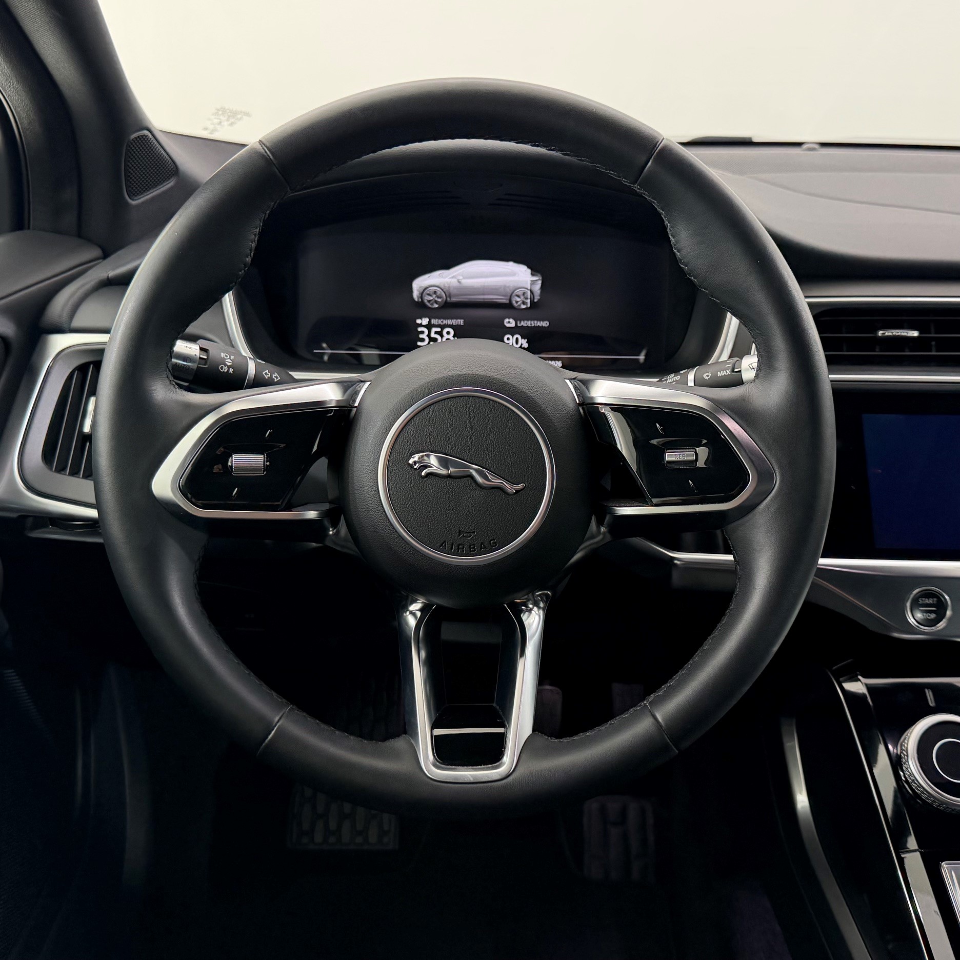VOLVO I-Pace EV400 S AWD-image-9