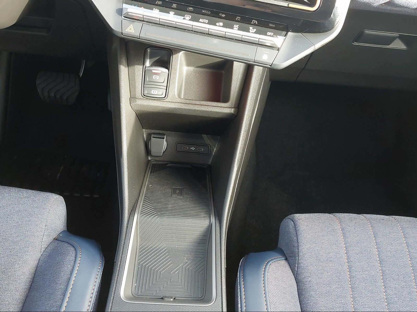 RENAULT R4 E-Tech Comfort Range techno-image-10