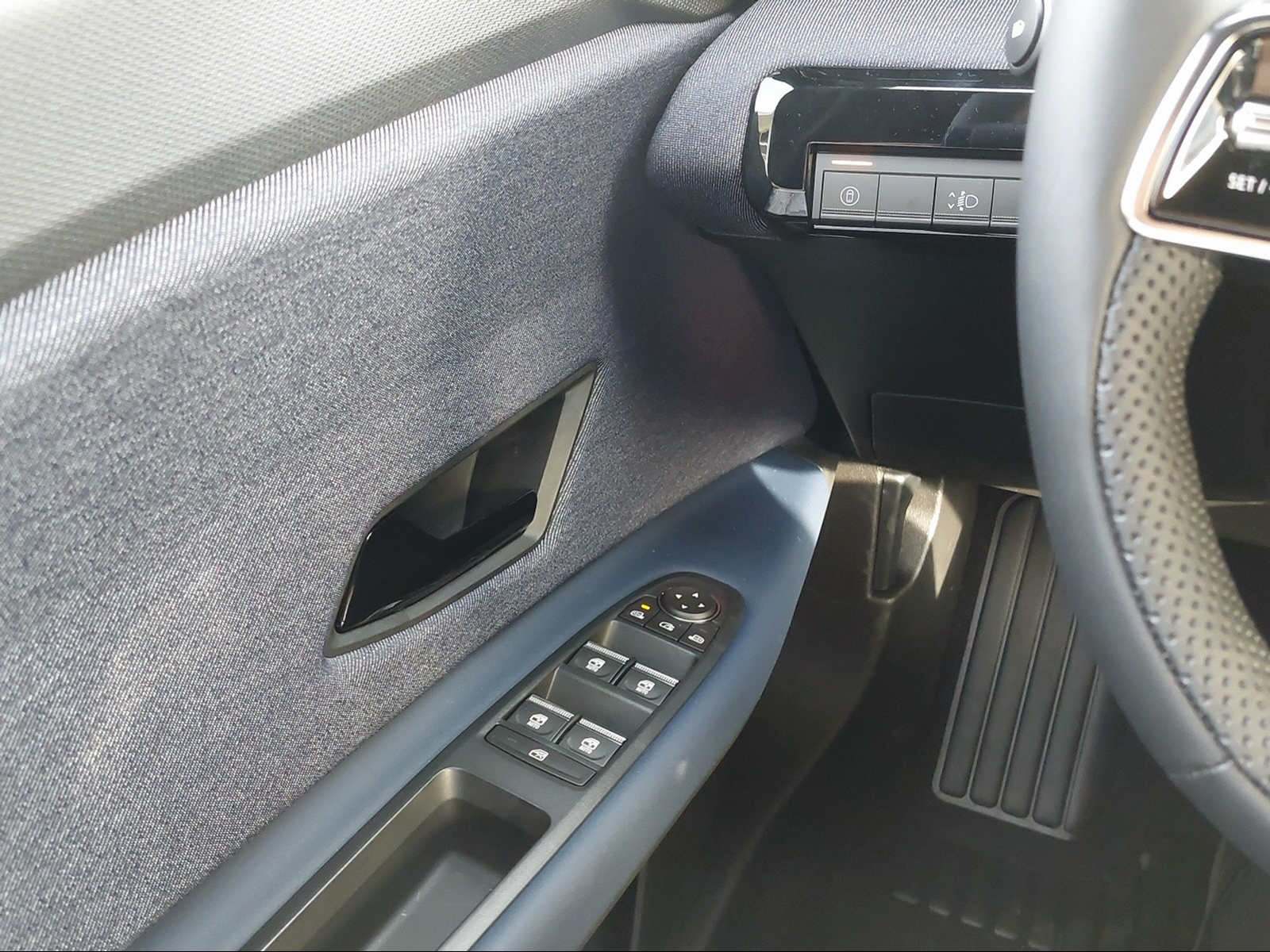 RENAULT R4 E-Tech Comfort Range techno-image-14