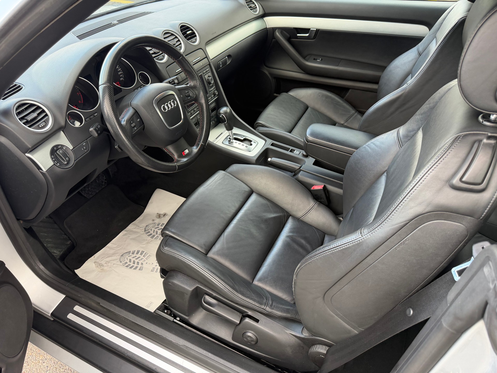 AUDI A4 Cabriolet 2.0T FSI multitronic-image-7