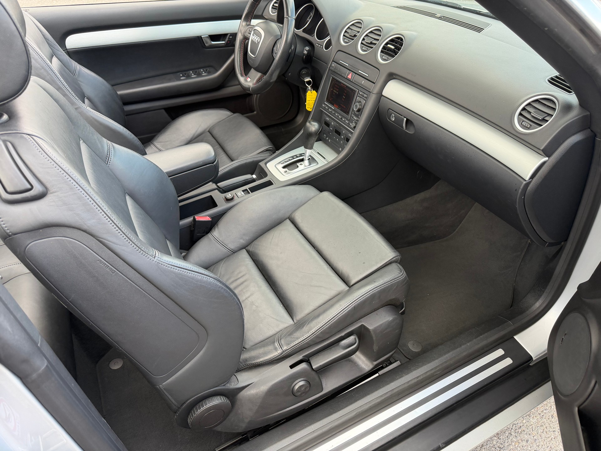 AUDI A4 Cabriolet 2.0T FSI multitronic-image-12