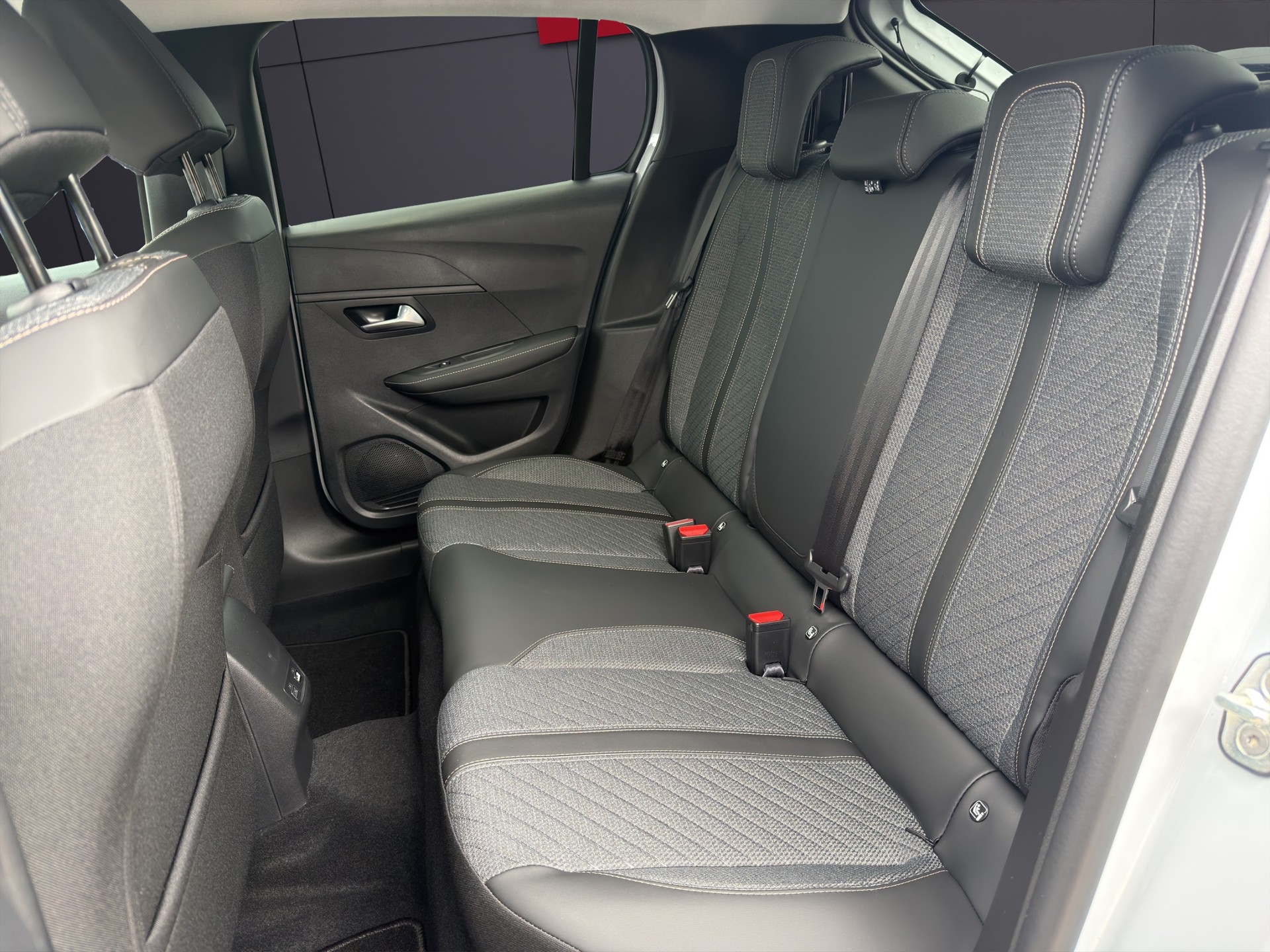 PEUGEOT 208 e Allure-image-6