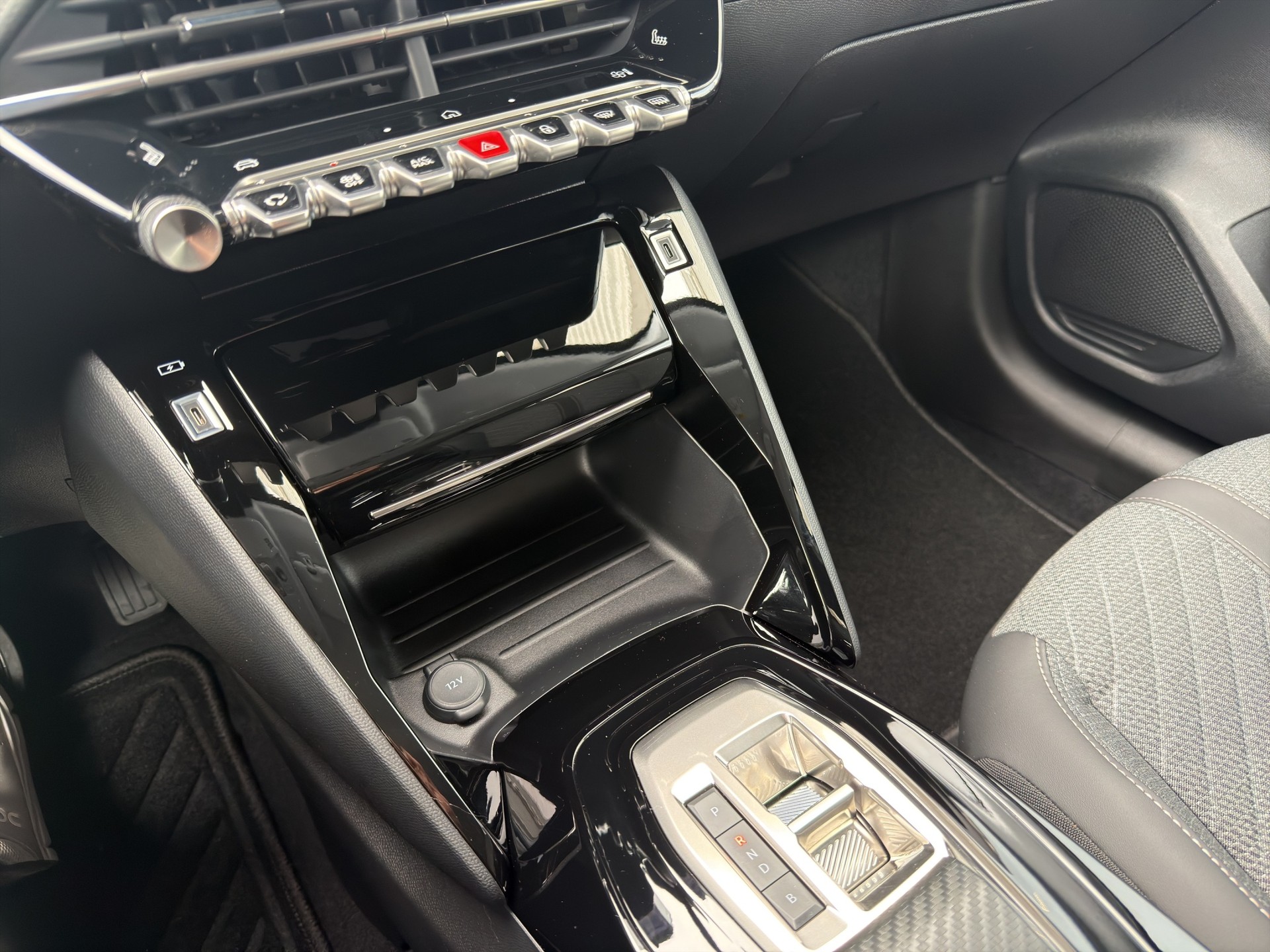 PEUGEOT 208 e Allure-image-10