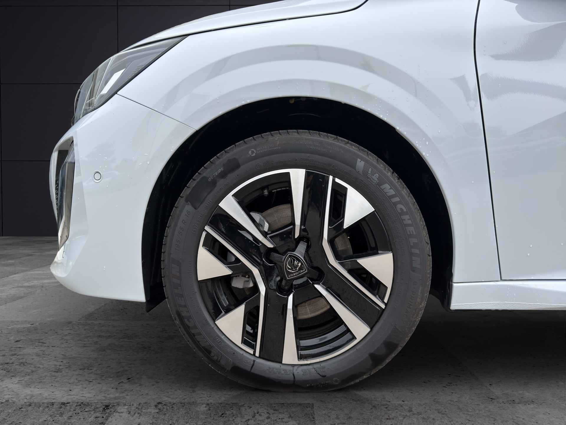 PEUGEOT 208 e Allure-image-4