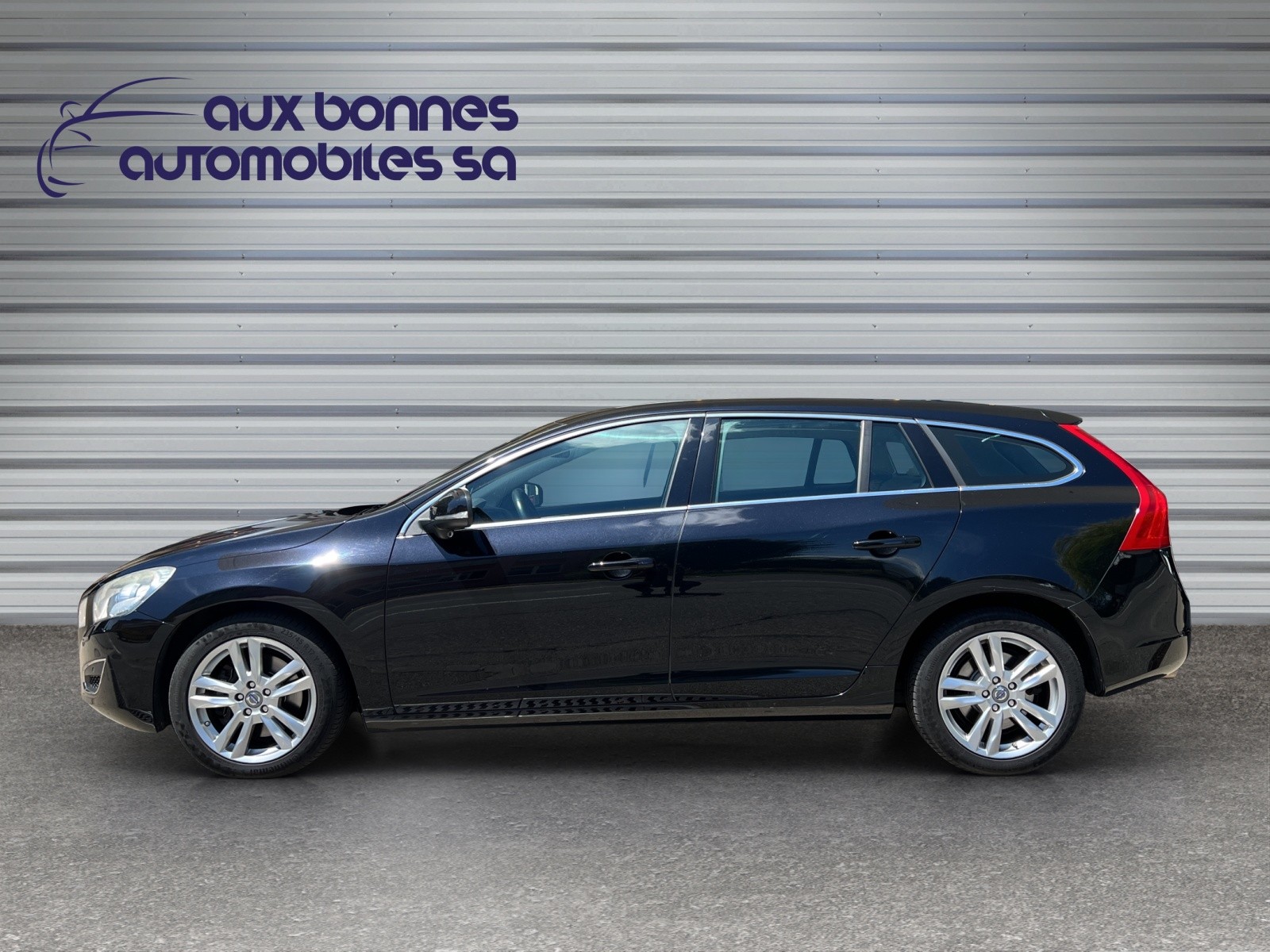 VOLVO V60 D5 AWD Summum Geartronic-showroom-element-2