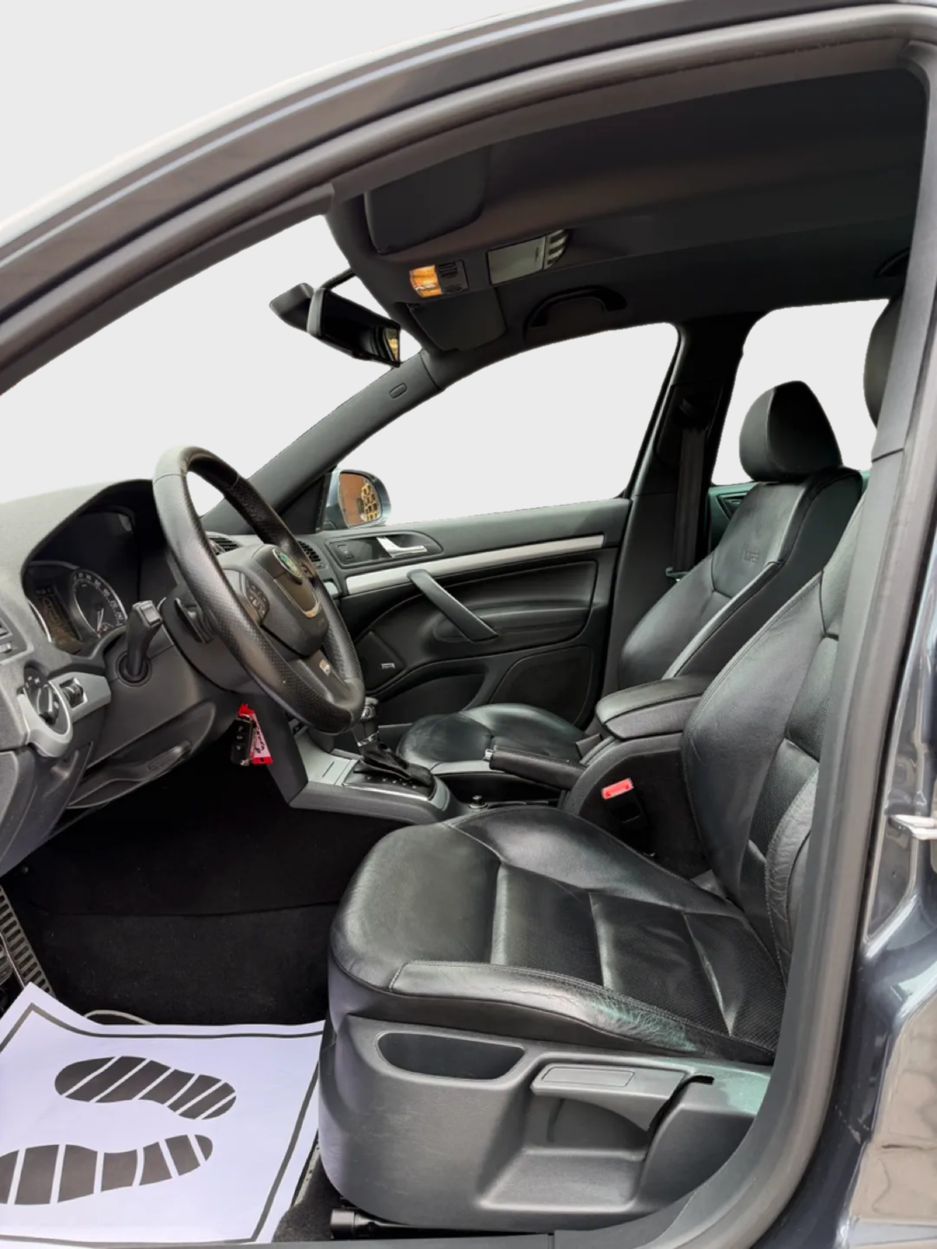 SKODA Octavia Combi 2.0 TSI RS DSG-image-8