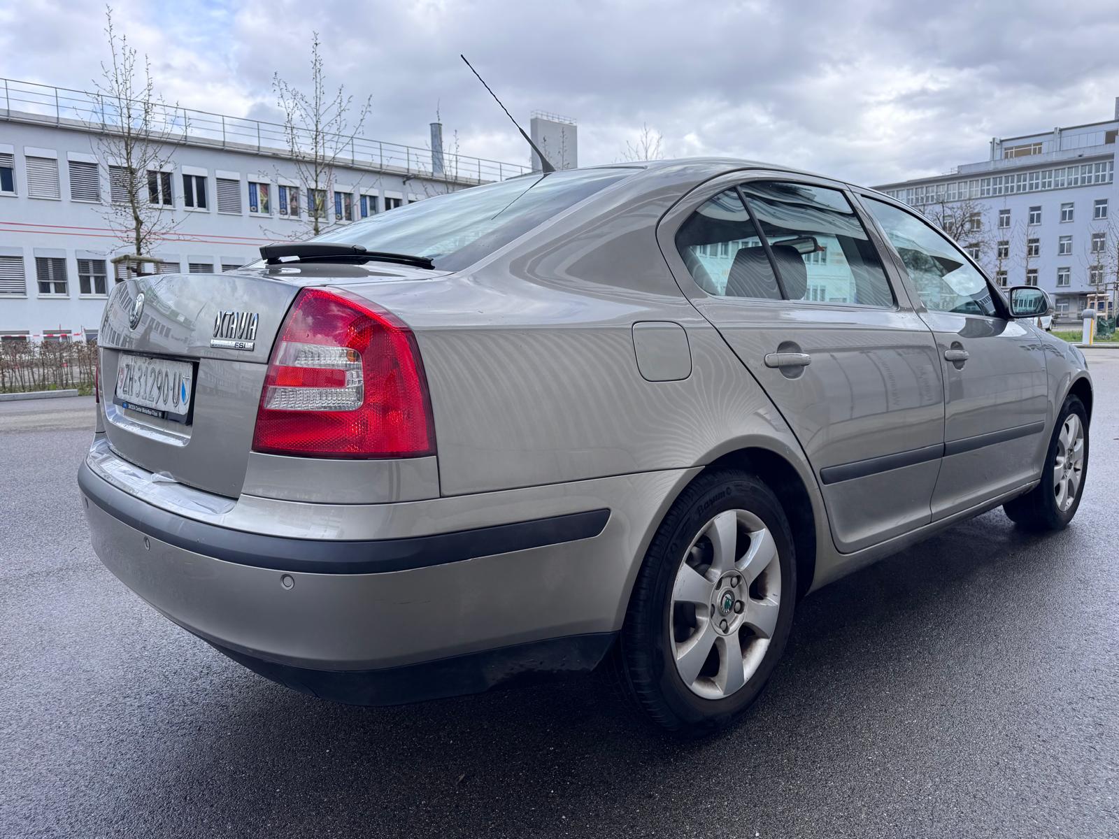 SKODA Octavia 2.0 FSI Elegance-image-4