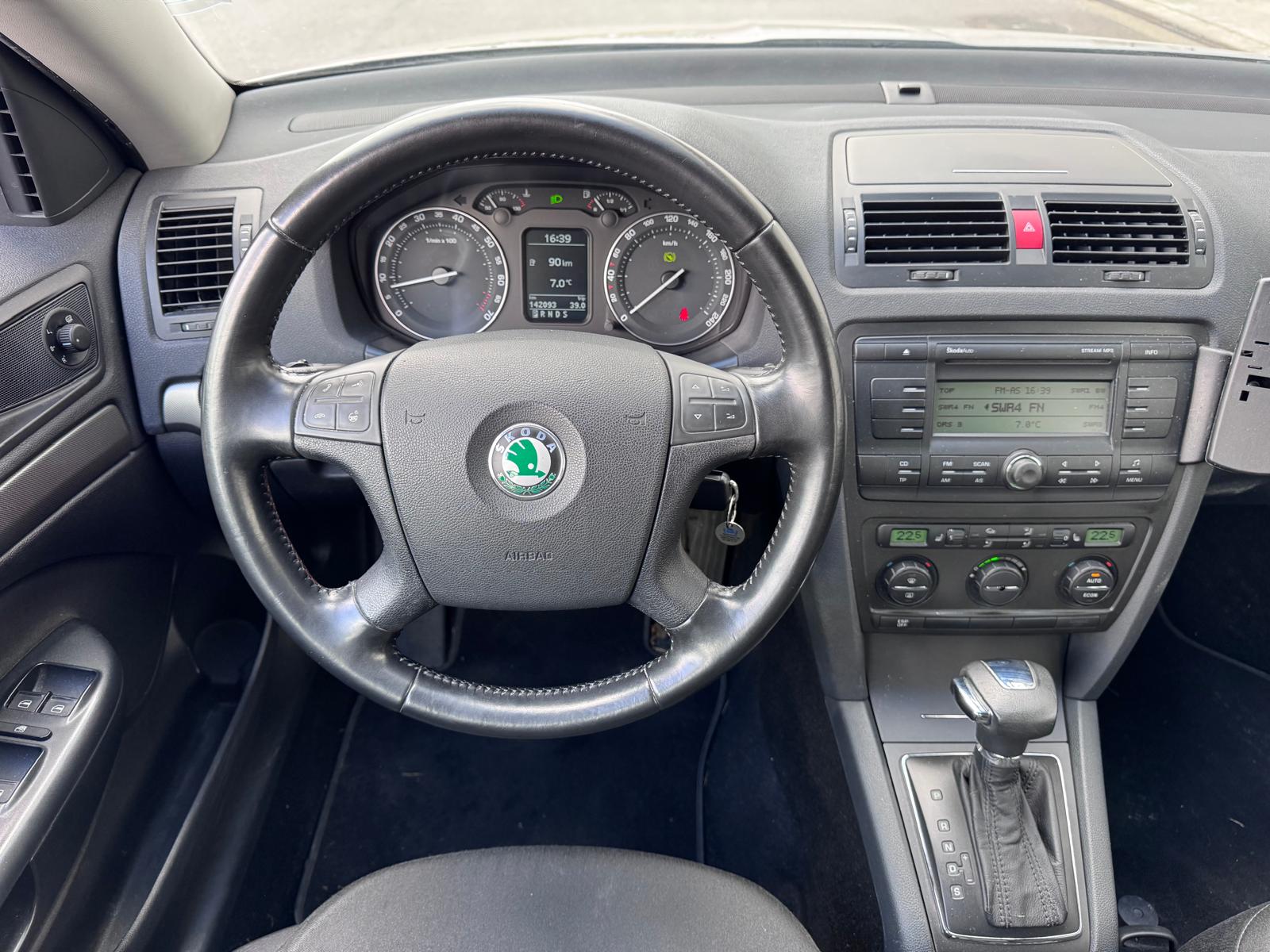 SKODA Octavia 2.0 FSI Elegance-image-11