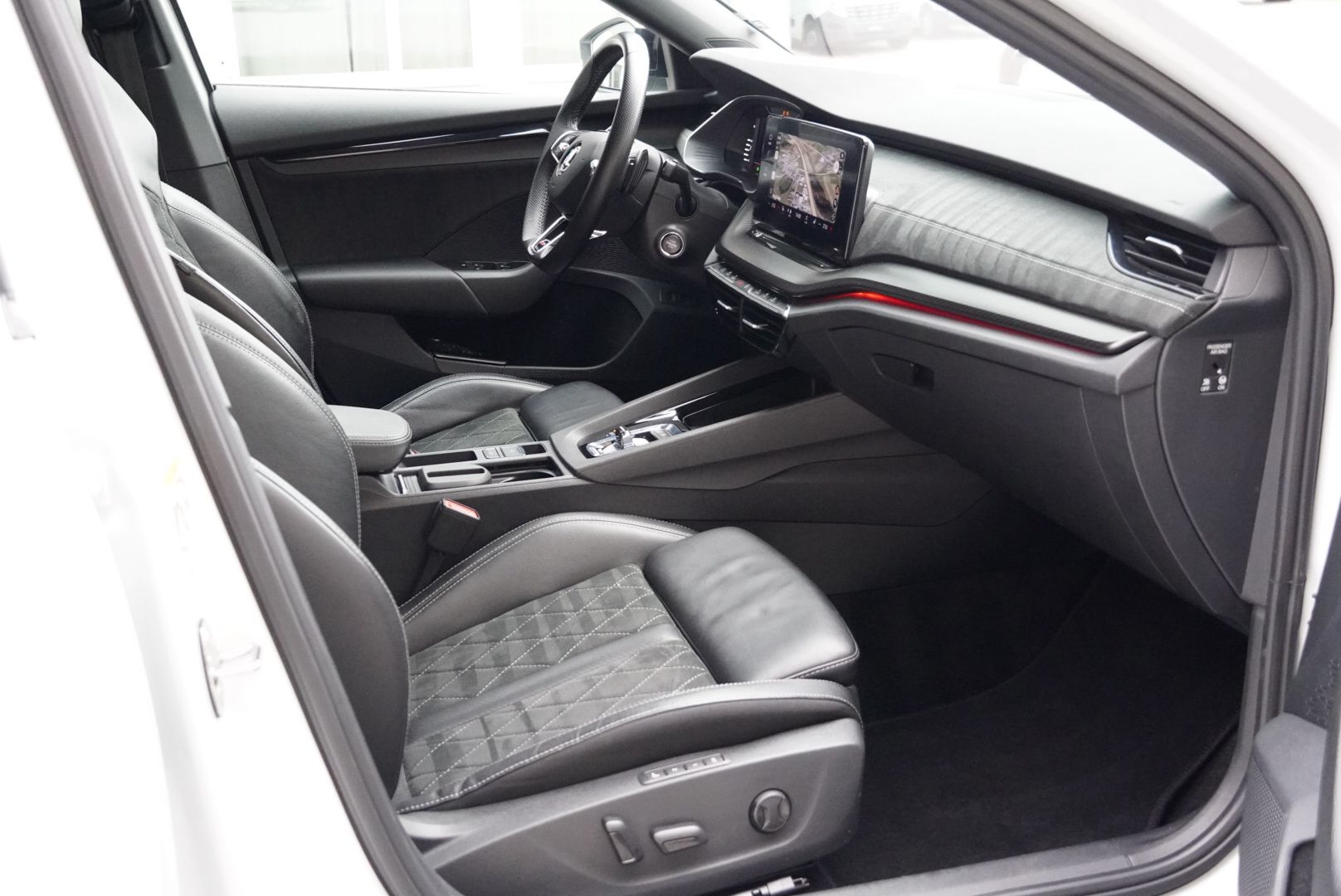 SKODA Octavia Combi 2.0 TSI DSG RS-image-23