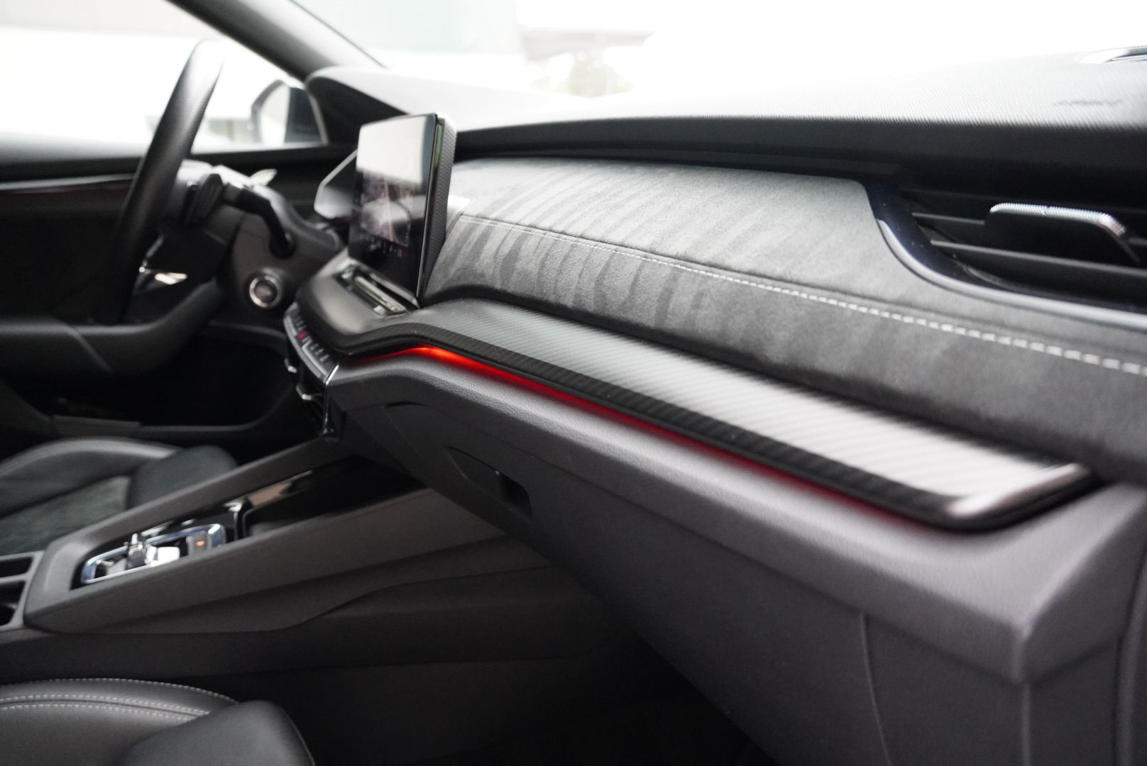 SKODA Octavia Combi 2.0 TSI DSG RS-image-25