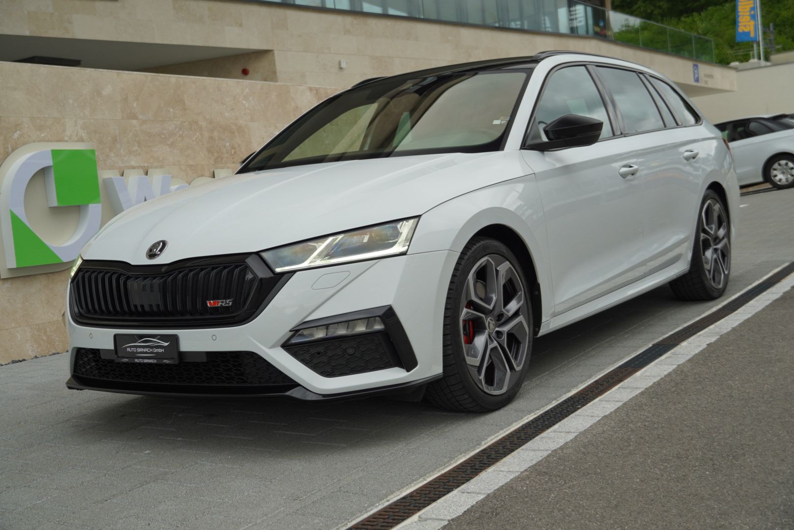 SKODA Octavia Combi 2.0 TSI DSG RS-image-4