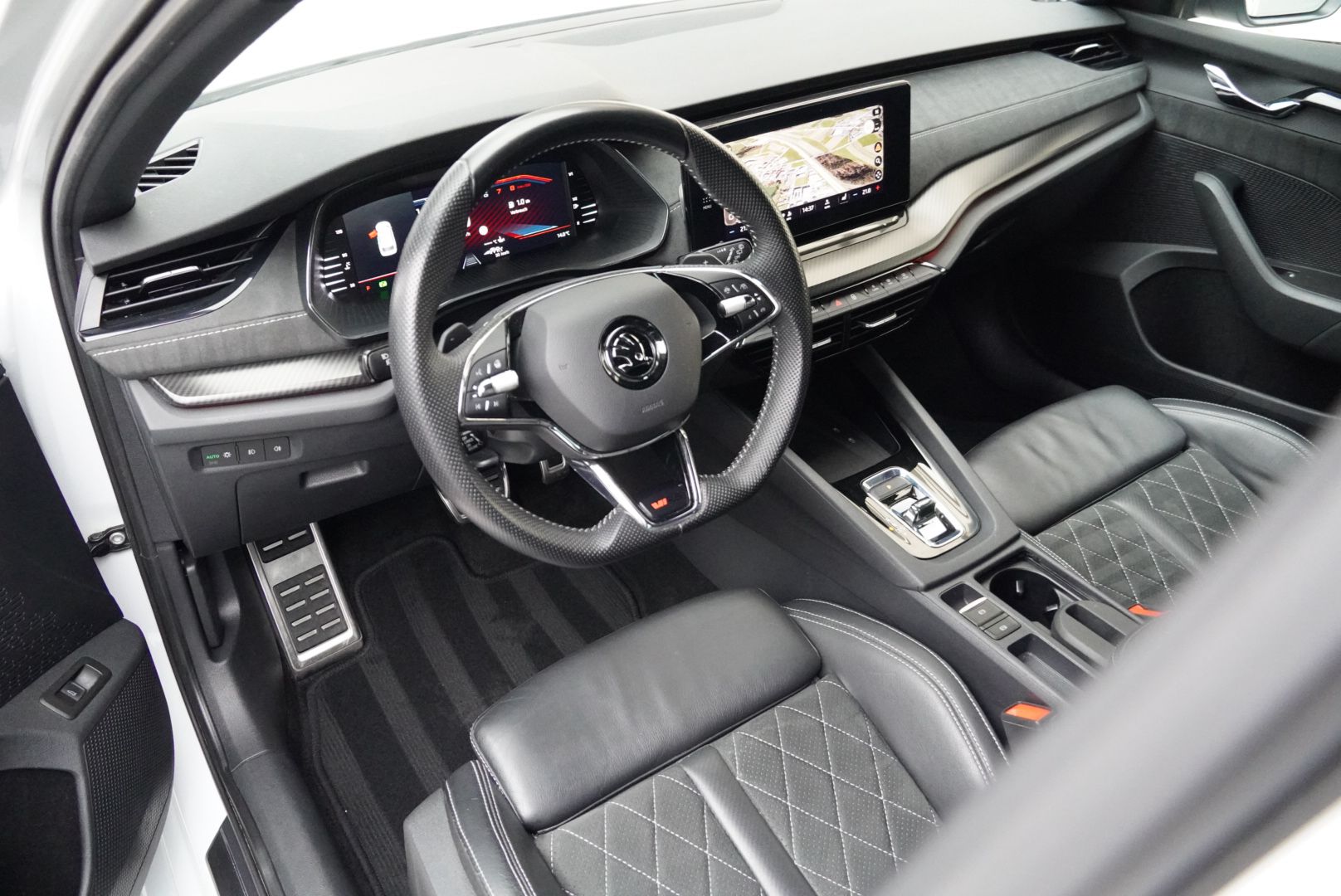 SKODA Octavia Combi 2.0 TSI DSG RS-image-13