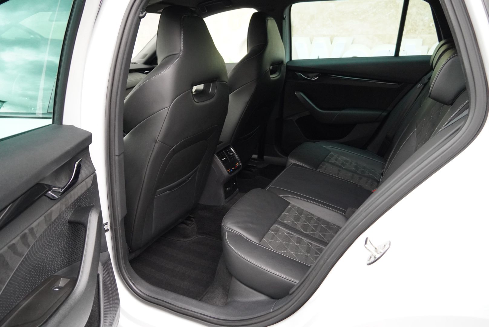 SKODA Octavia Combi 2.0 TSI DSG RS-image-28