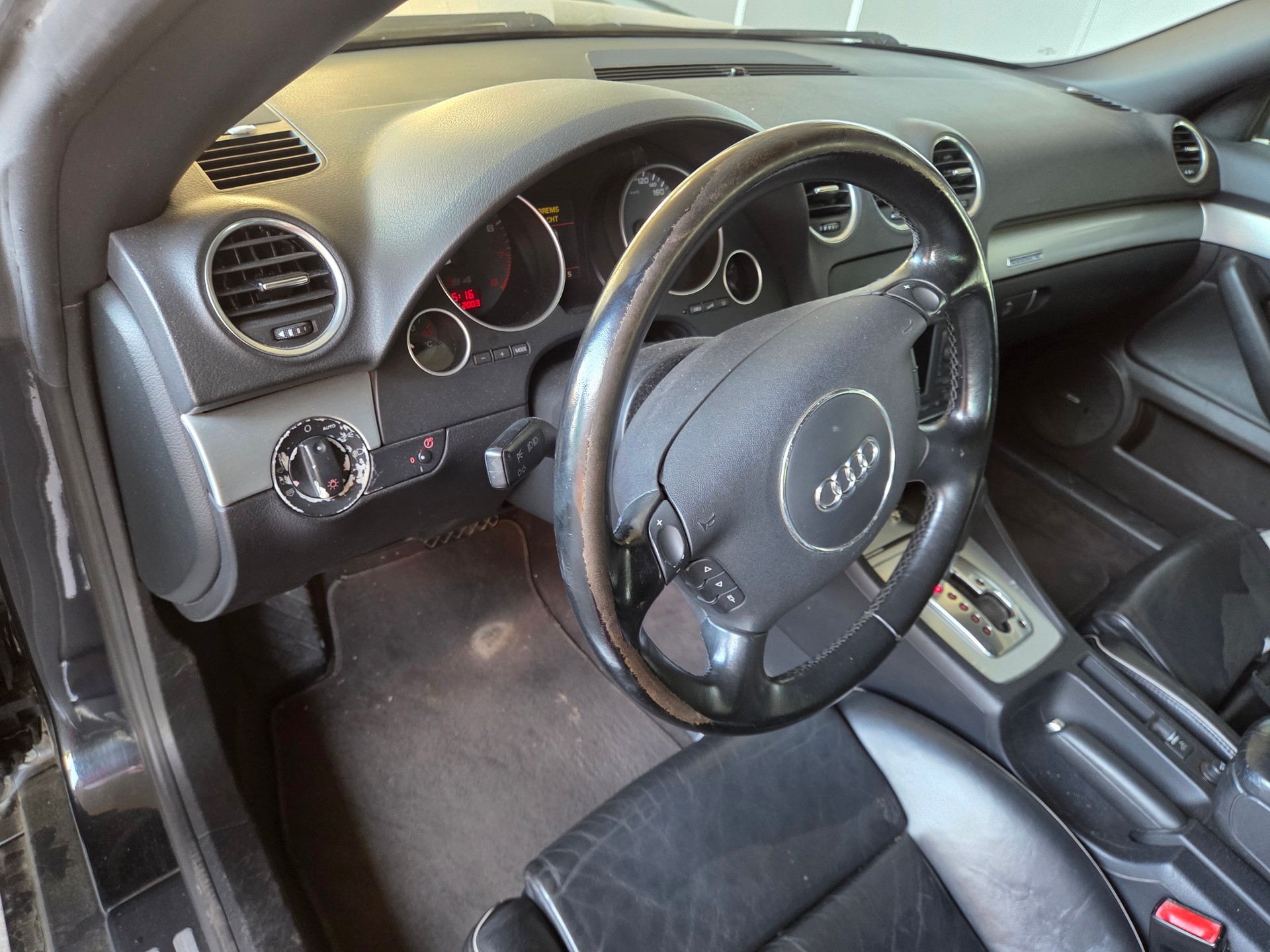 AUDI S4 Cabriolet 4.2 V8 quattro-image-5