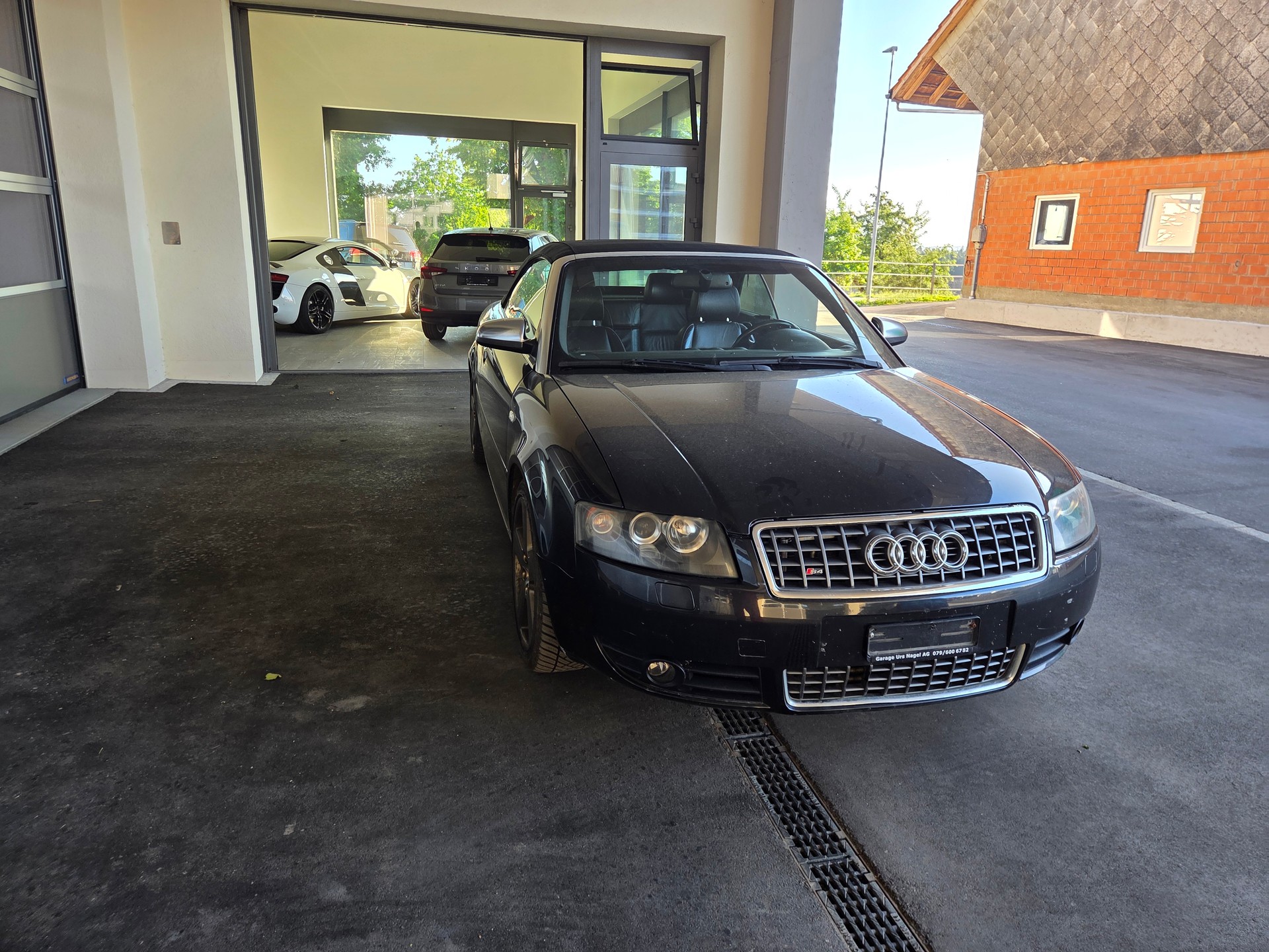 AUDI S4 Cabriolet 4.2 V8 quattro-image-2
