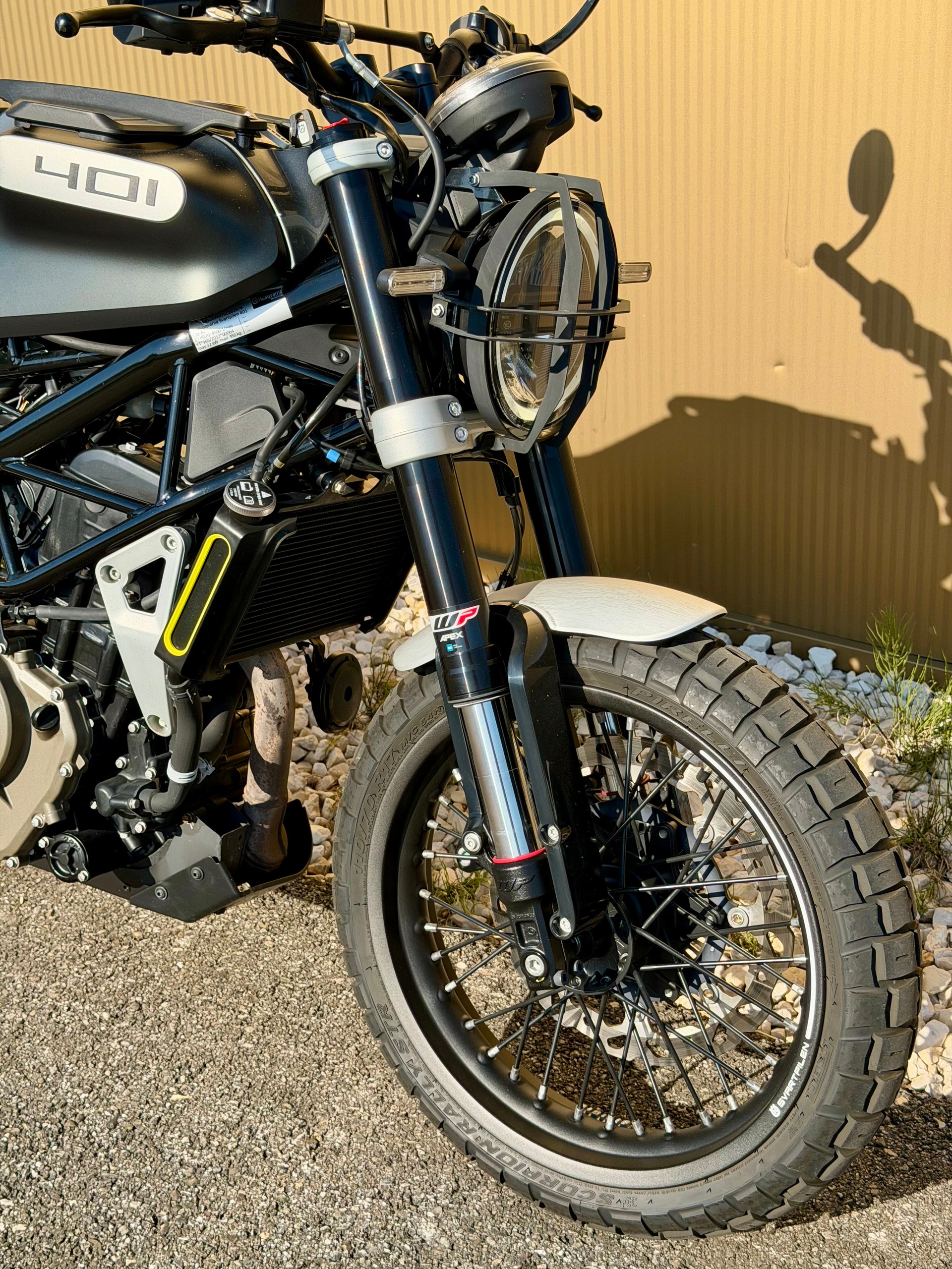 HUSQVARNA Svartpilen 401-showroom-element-1
