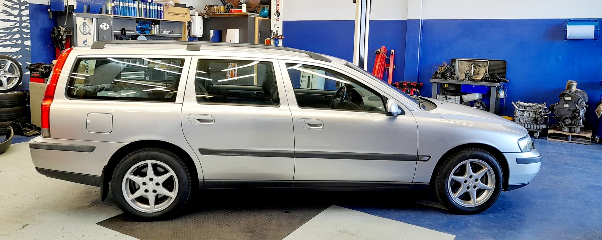 VOLVO V70 2.0T-image-2