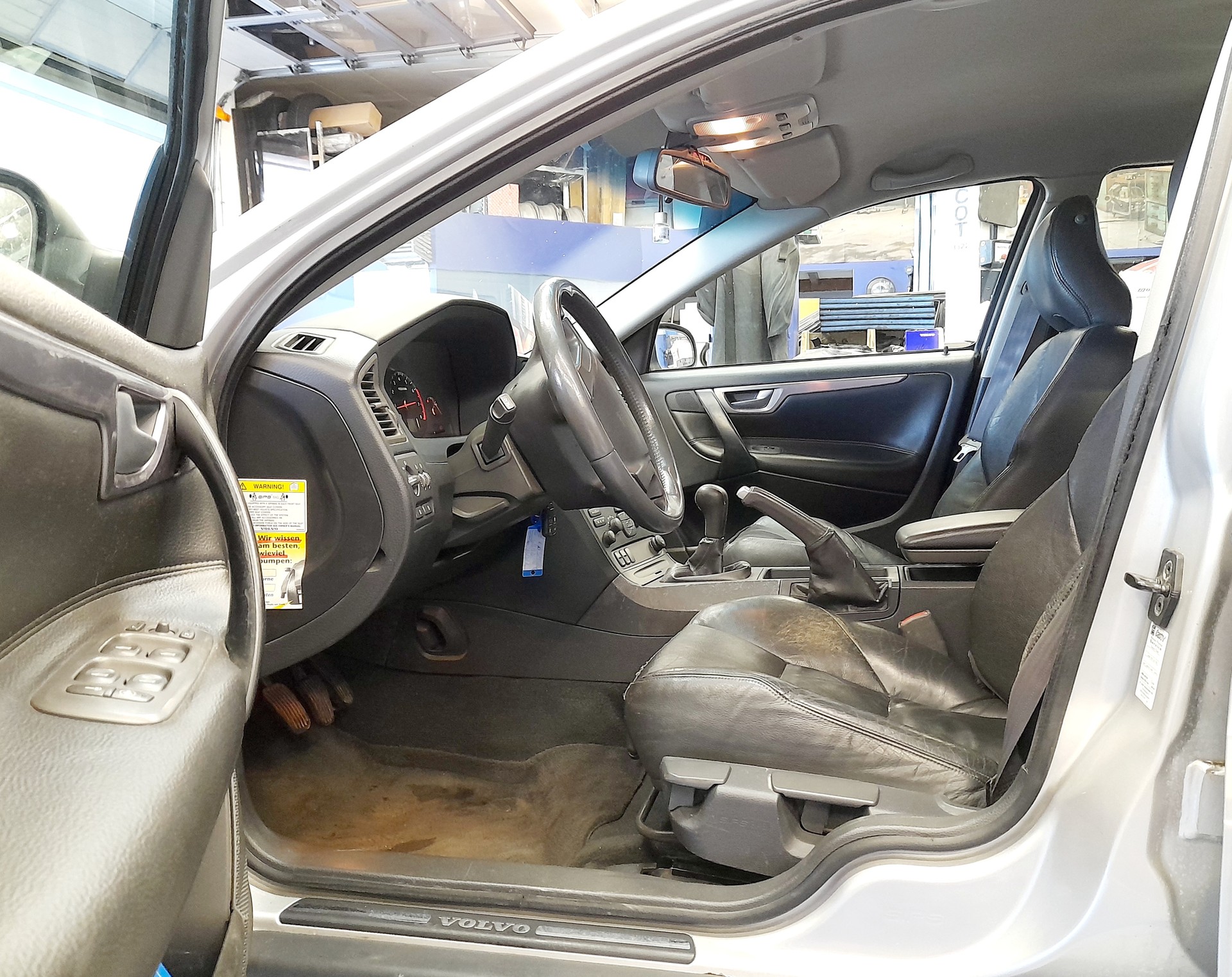 VOLVO V70 2.0T-image-5