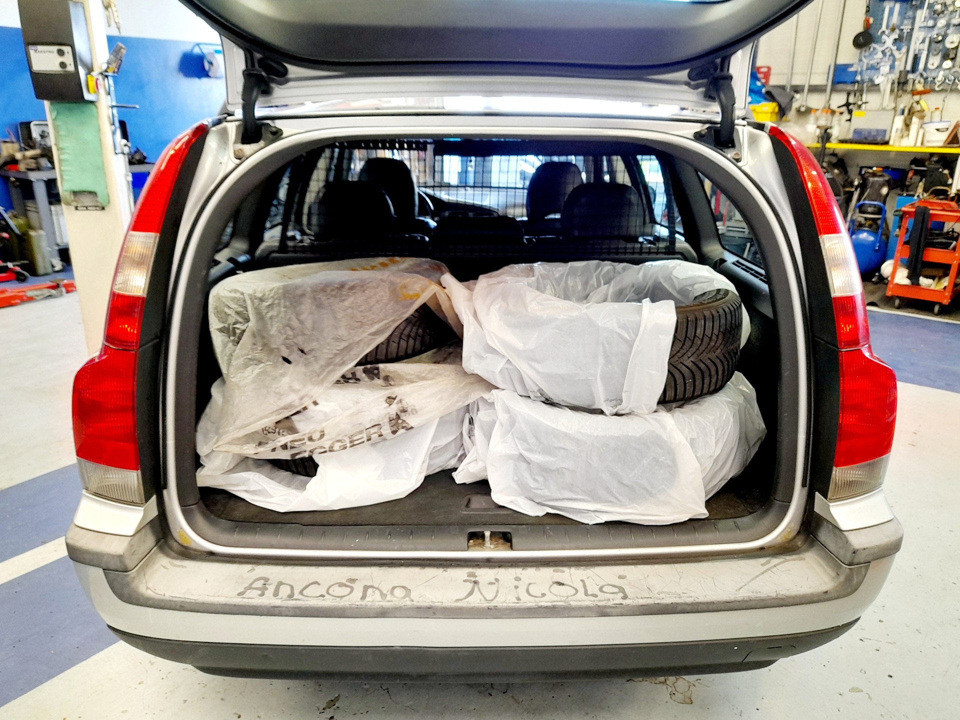 VOLVO V70 2.0T-image-8