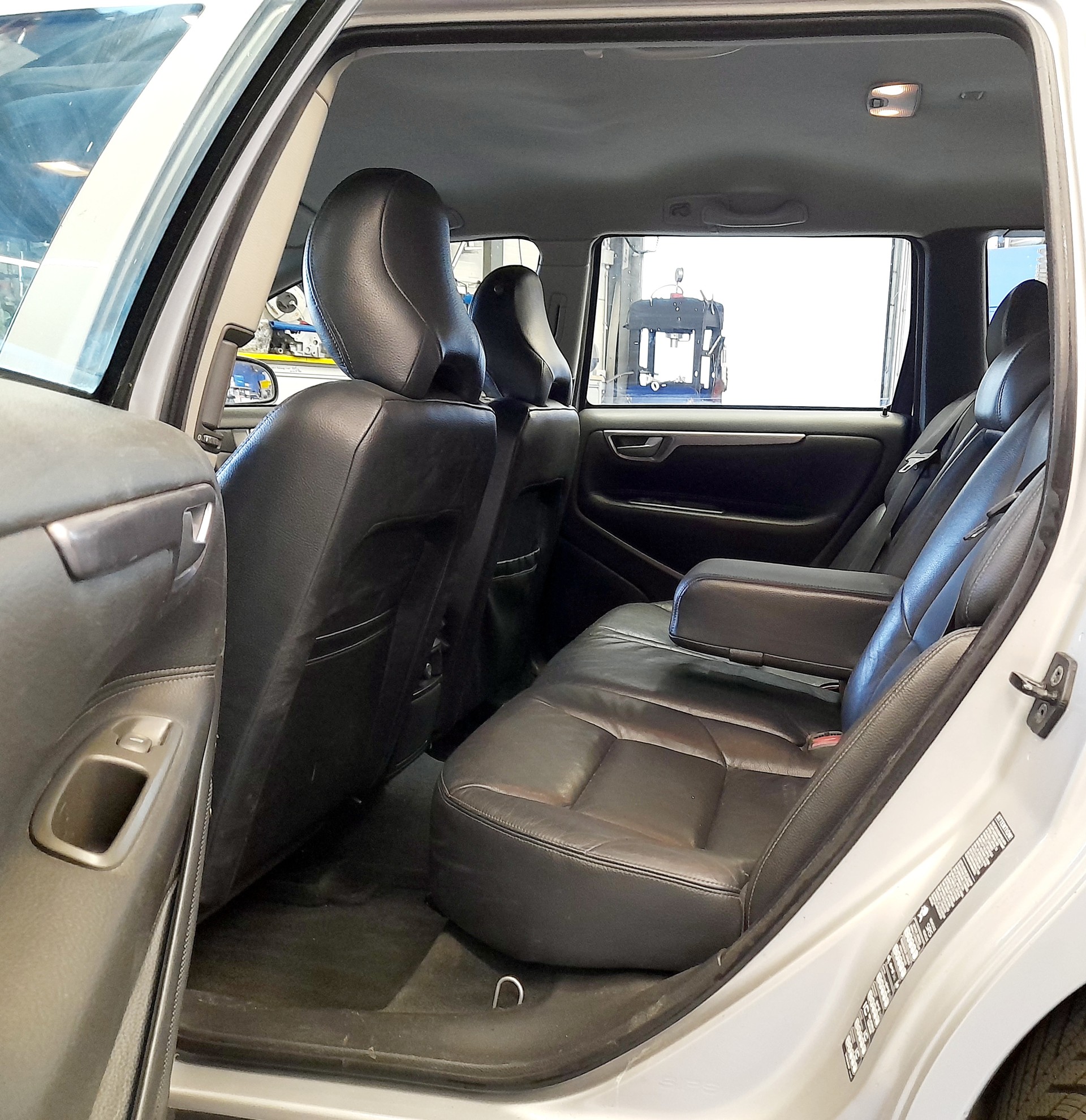 VOLVO V70 2.0T-image-6