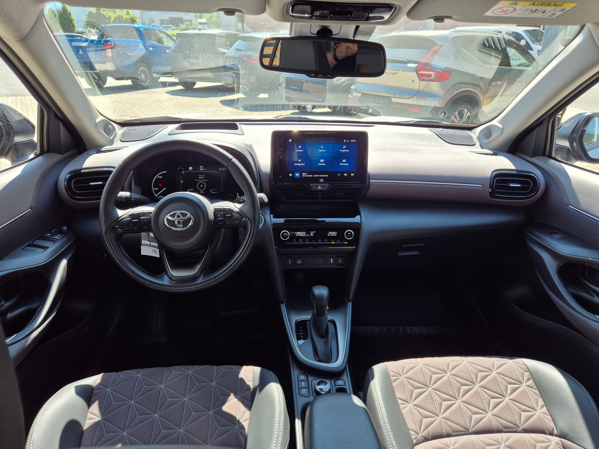 TOYOTA Yaris Cross 1.5 Elegant e-CVT AWDi-image-4