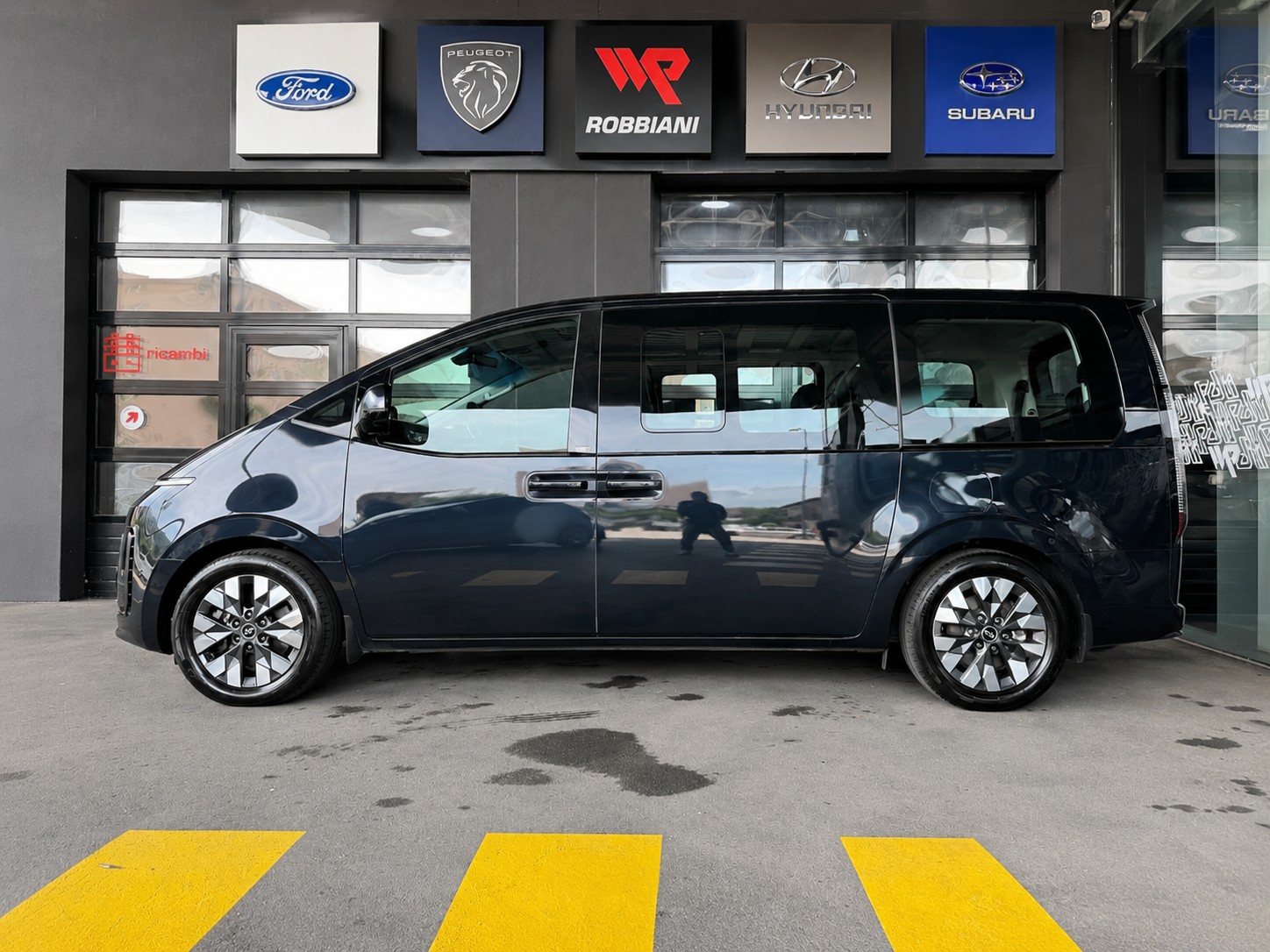 HYUNDAI Staria Premium 2.2 CRDi Vertex 4WD A-image-1