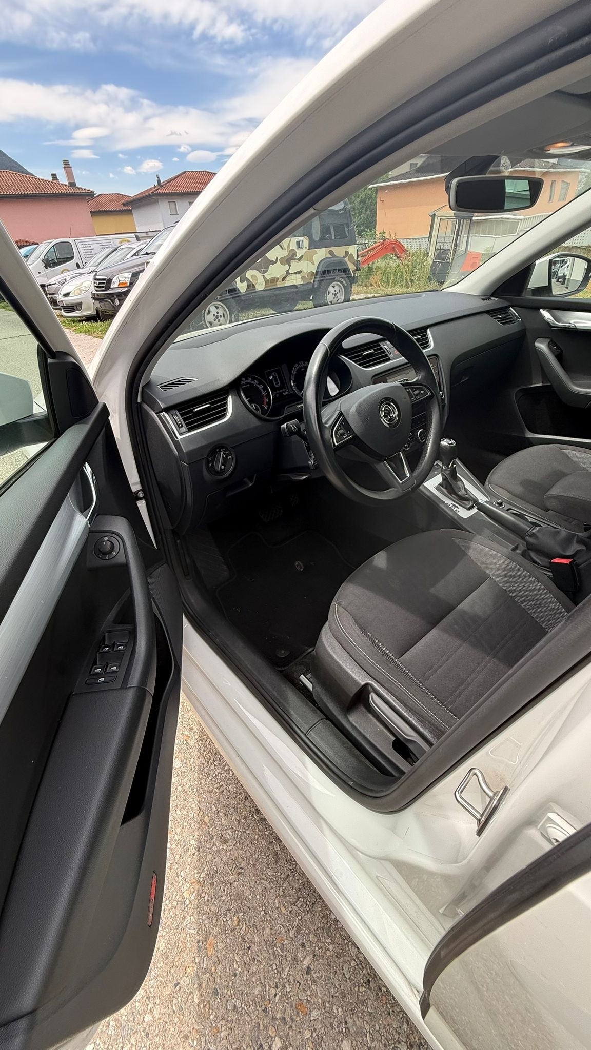 SKODA Octavia Combi 2.0 TDI Clever 4x4 DSG-image-12