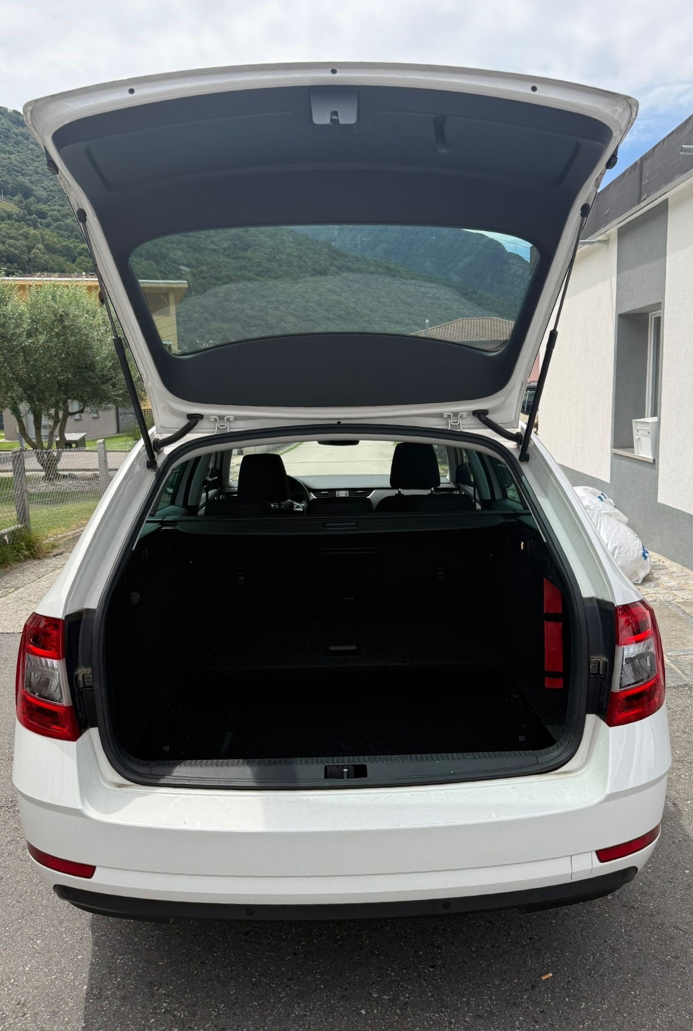 SKODA Octavia Combi 2.0 TDI Clever 4x4 DSG-image-13