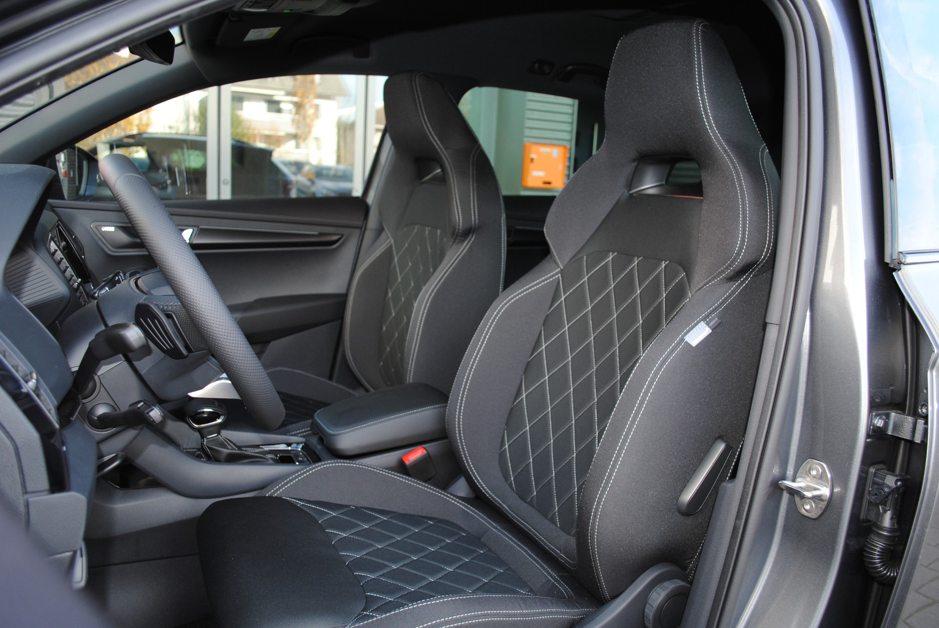 SKODA Karoq 1.5 TSI SportLine DSG-image-1