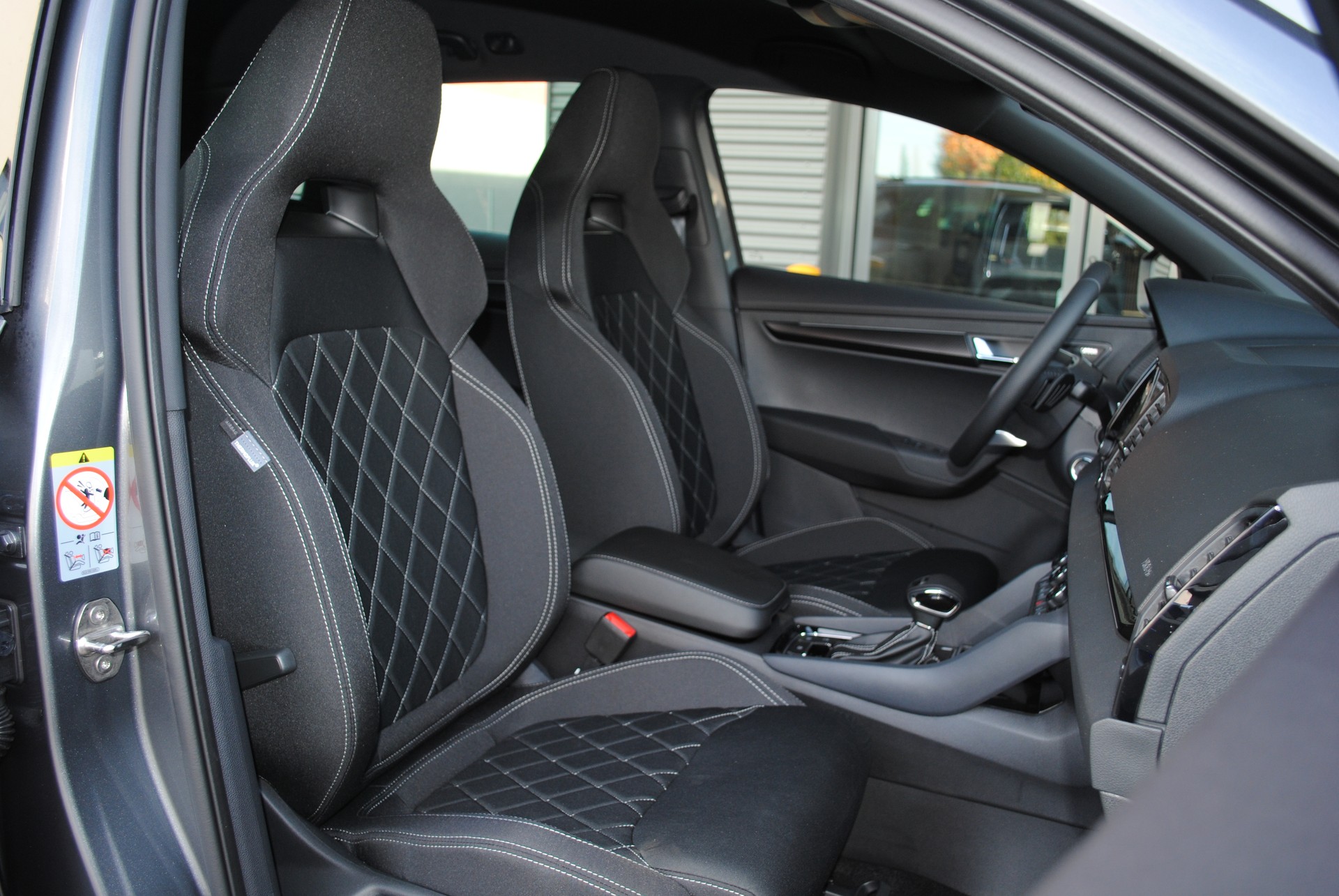 SKODA Karoq 1.5 TSI SportLine DSG-image-4
