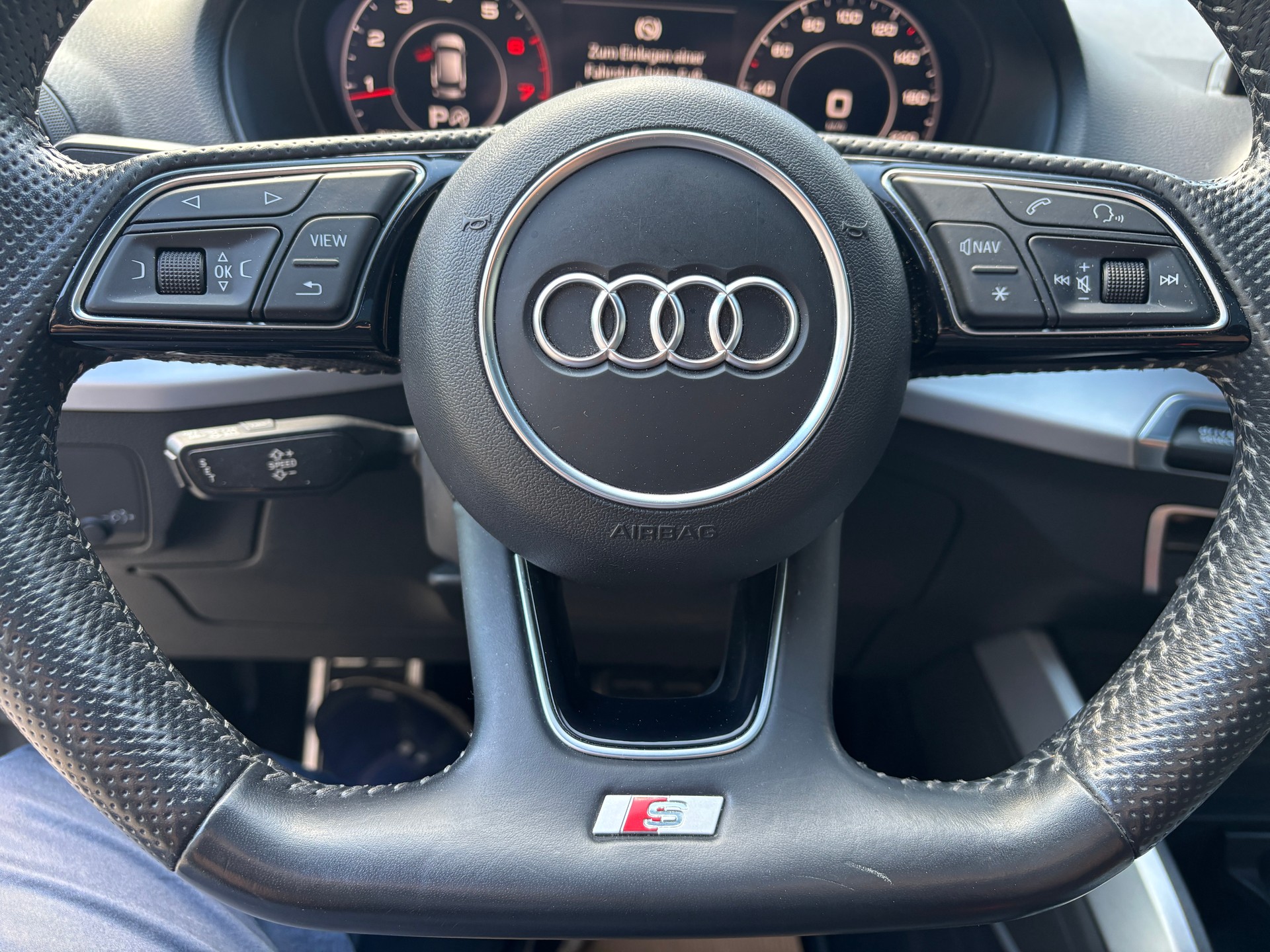 AUDI Q2 2.0 TFSI sport quattro-image-9