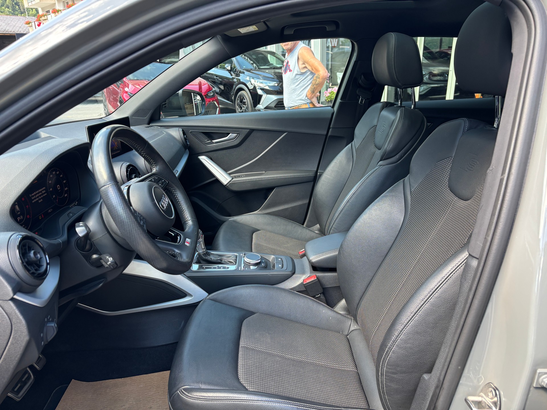 AUDI Q2 2.0 TFSI sport quattro-image-5