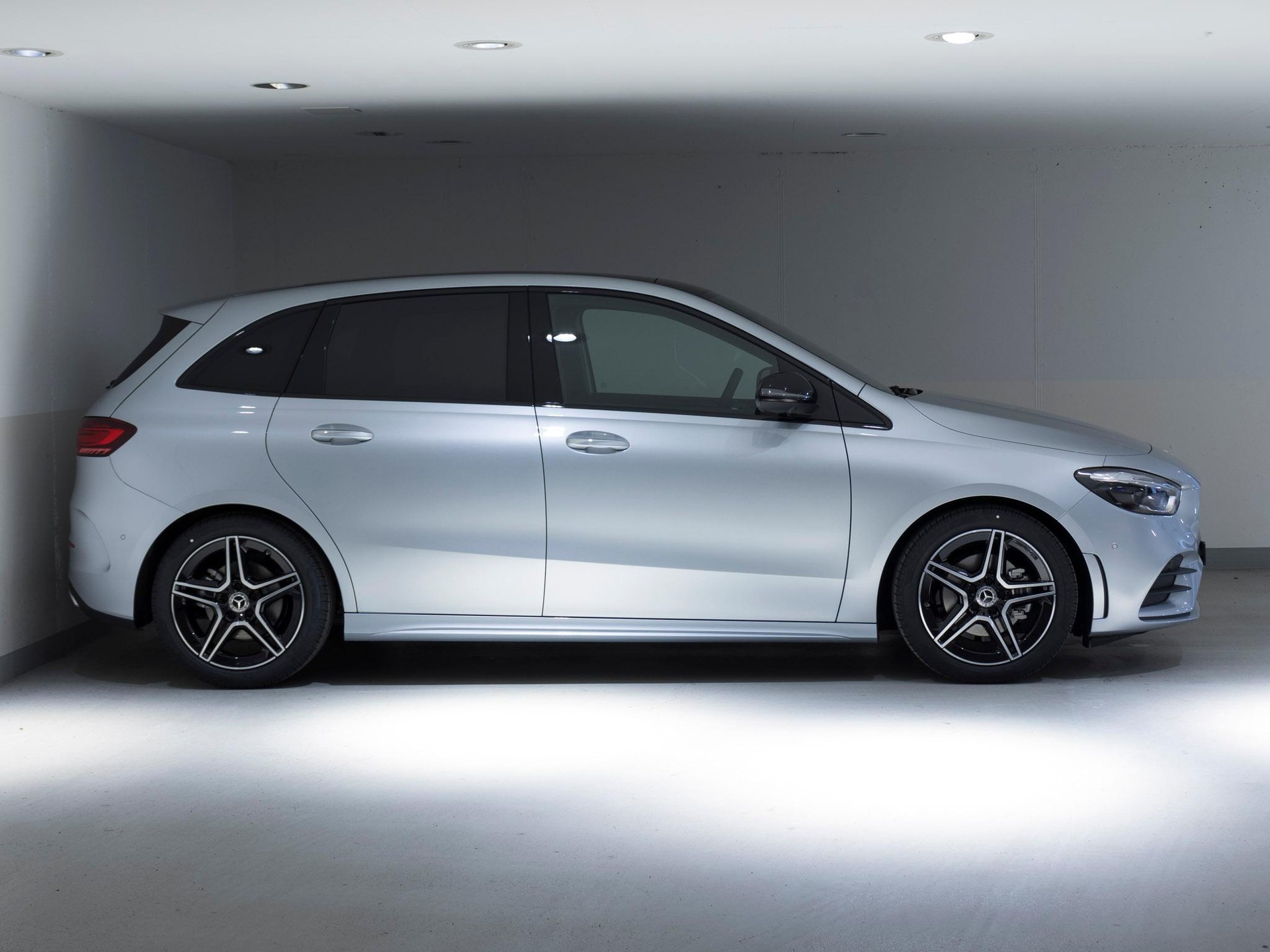 MERCEDES-BENZ B 200-image-1