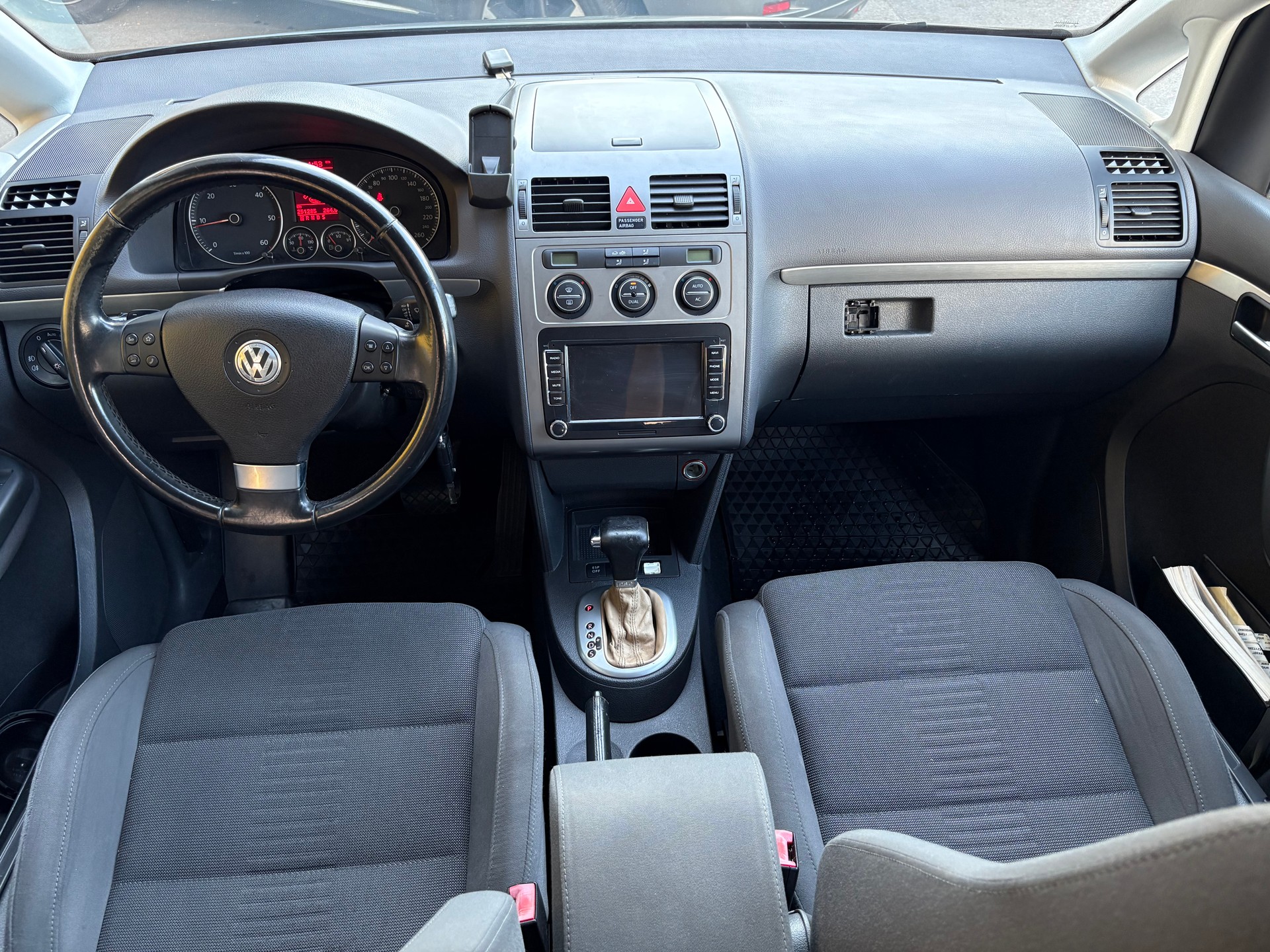VW Touran 2.0 TDI Trendline-image-9