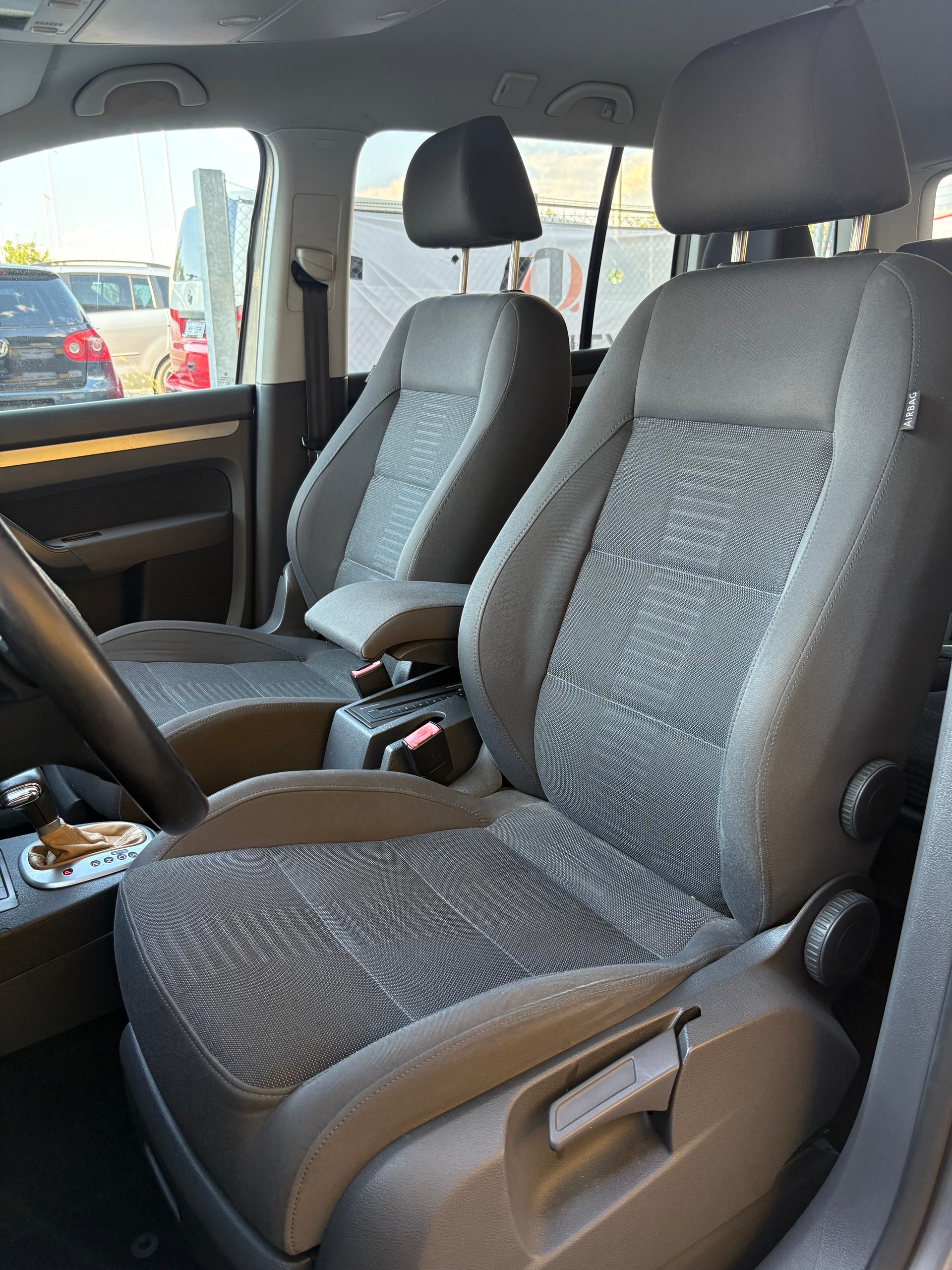 VW Touran 2.0 TDI Trendline-image-8