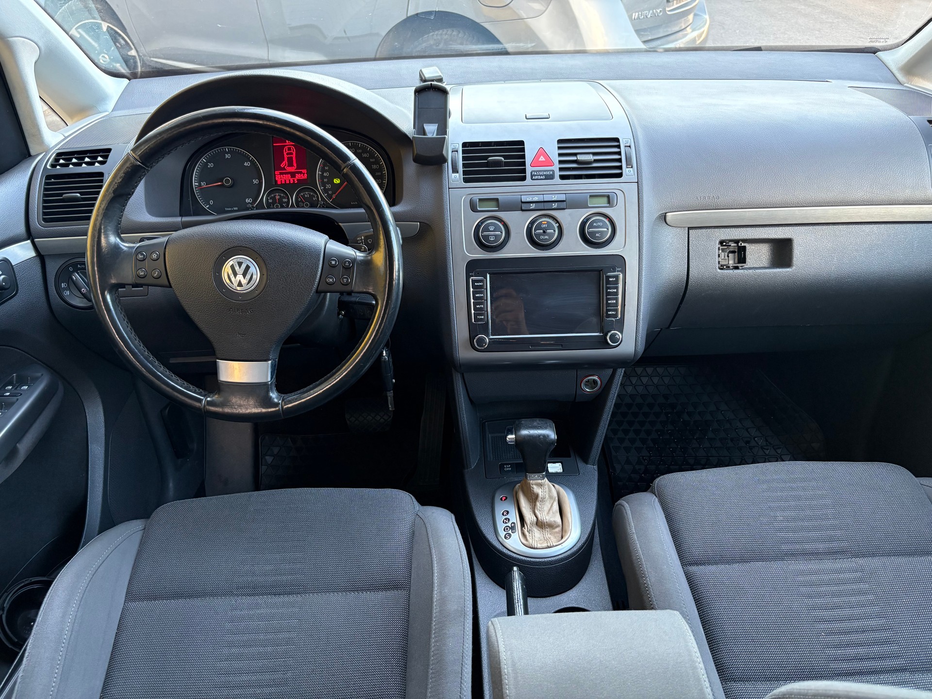 VW Touran 2.0 TDI Trendline-image-11