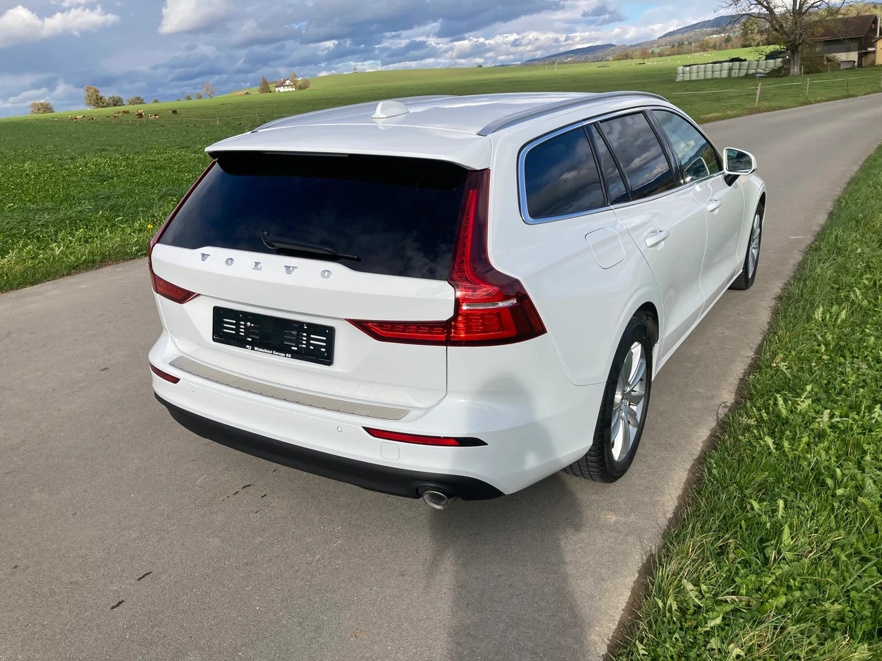 VOLVO V60 D3 Momentum Geartronic-image-2