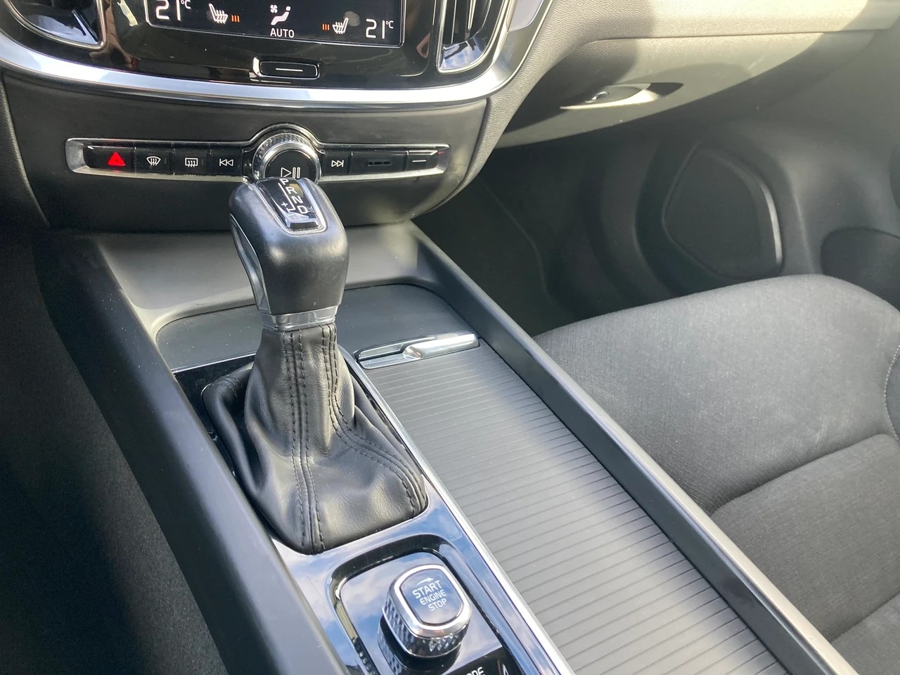 VOLVO V60 D3 Momentum Geartronic-image-11