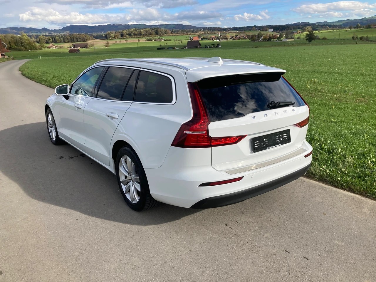 VOLVO V60 D3 Momentum Geartronic-image-3