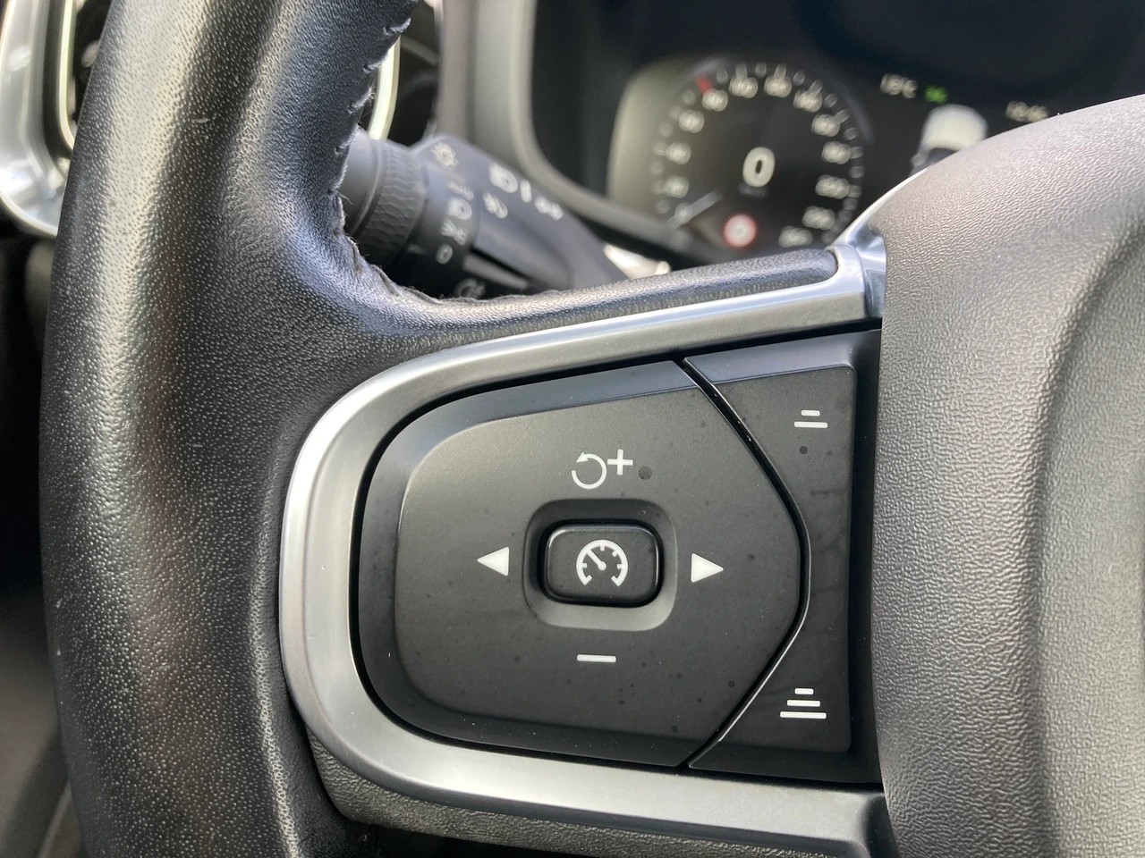 VOLVO V60 D3 Momentum Geartronic-image-12