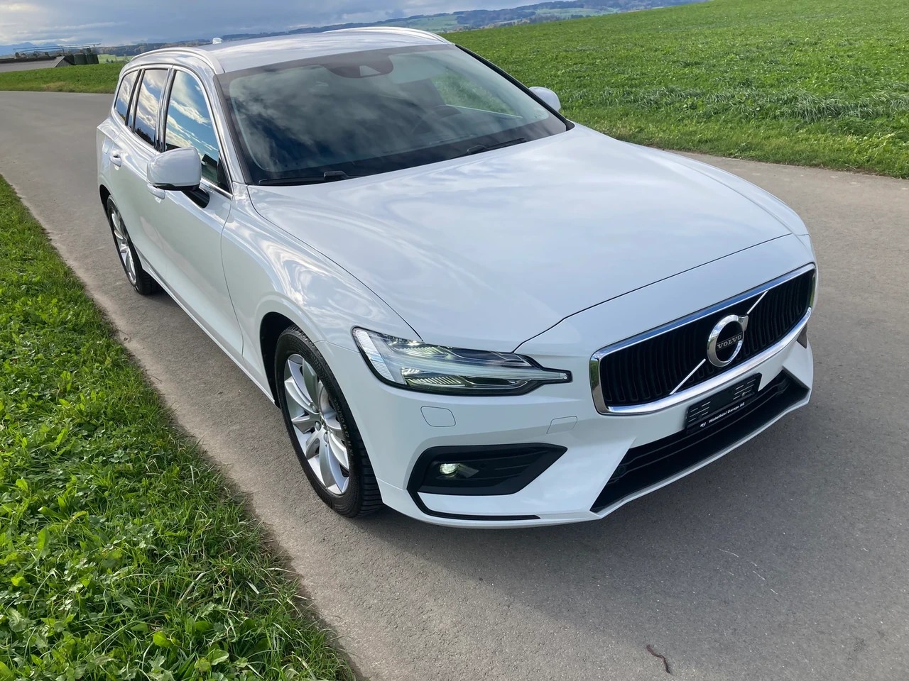 VOLVO V60 D3 Momentum Geartronic-image-1