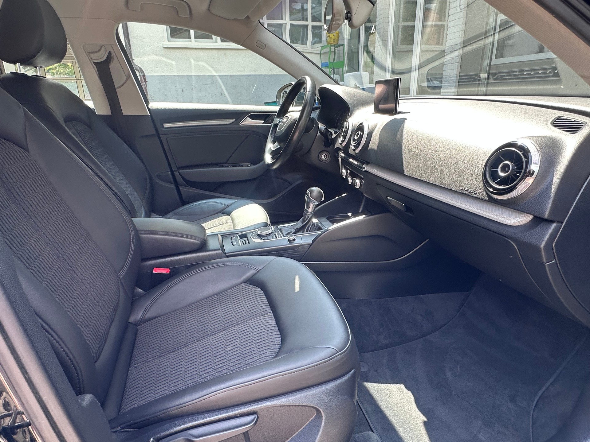 AUDI 1.4 T FSI ultra Ambiente S-Tr-image-12