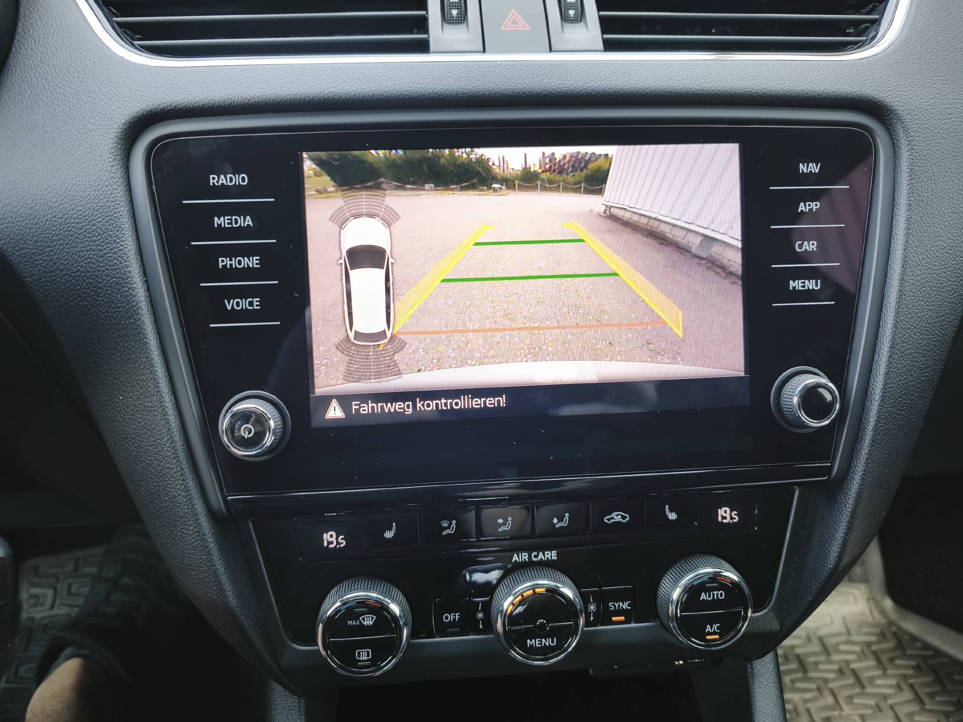 SKODA Octavia Combi 2.0 TSI 245 RS DSG-image-10